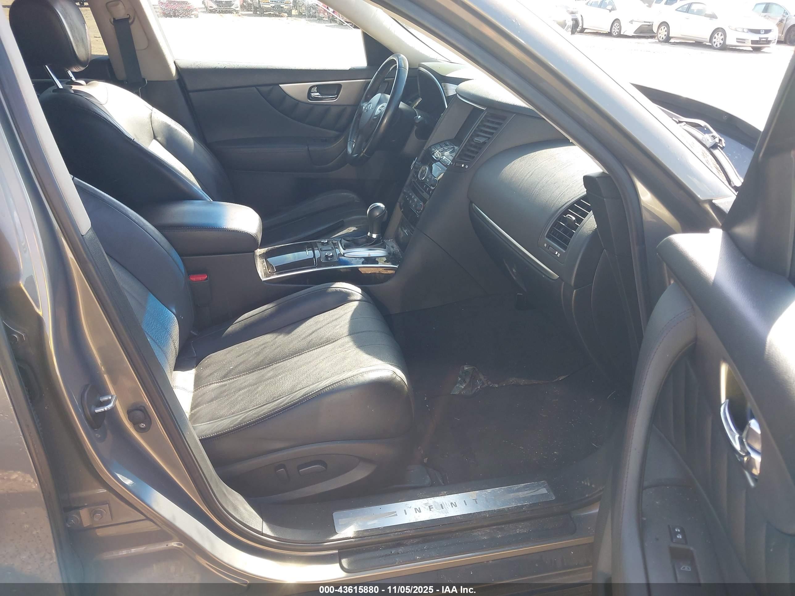 INFINITI QX70 image 5