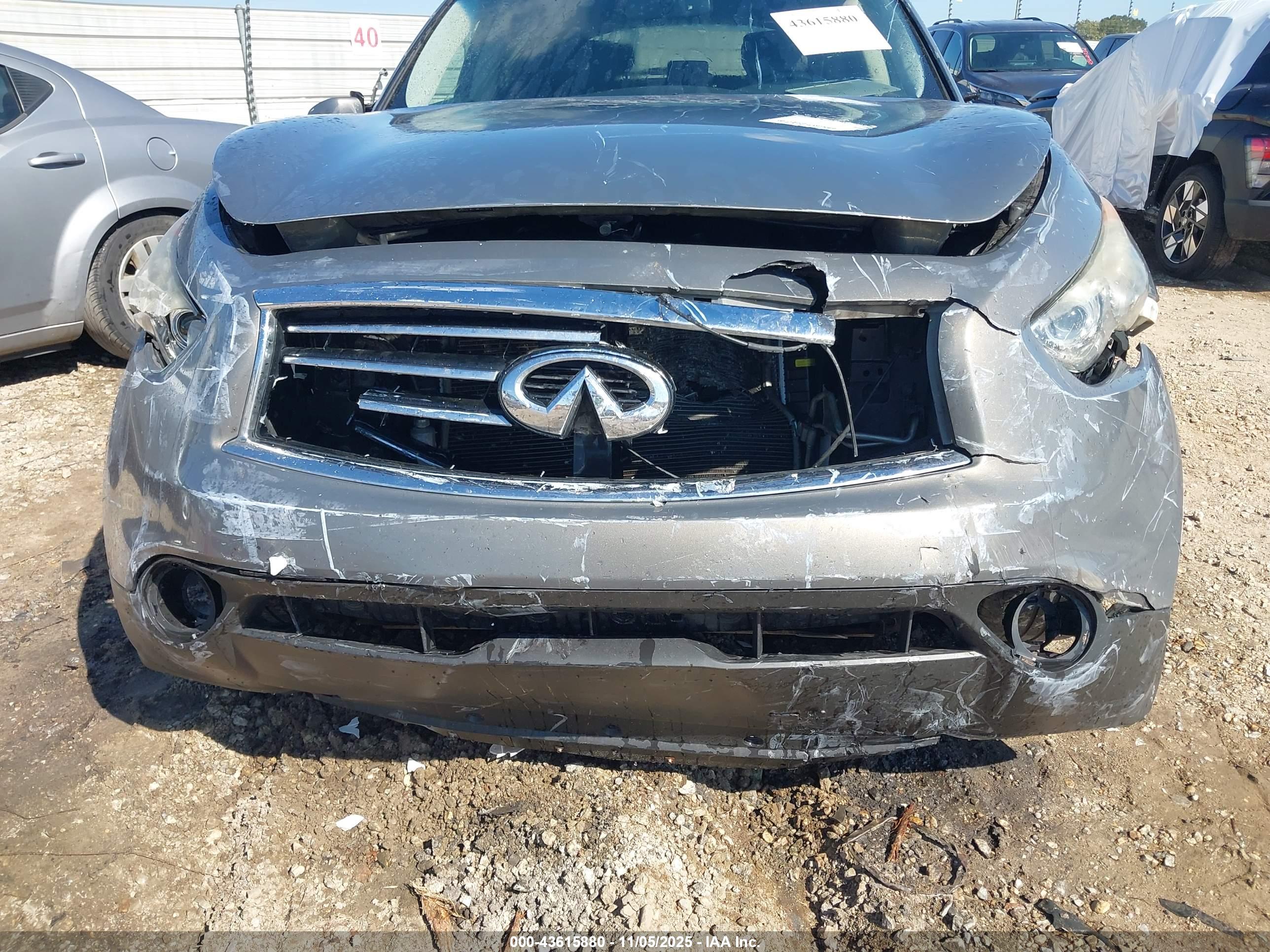INFINITI QX70 image 6