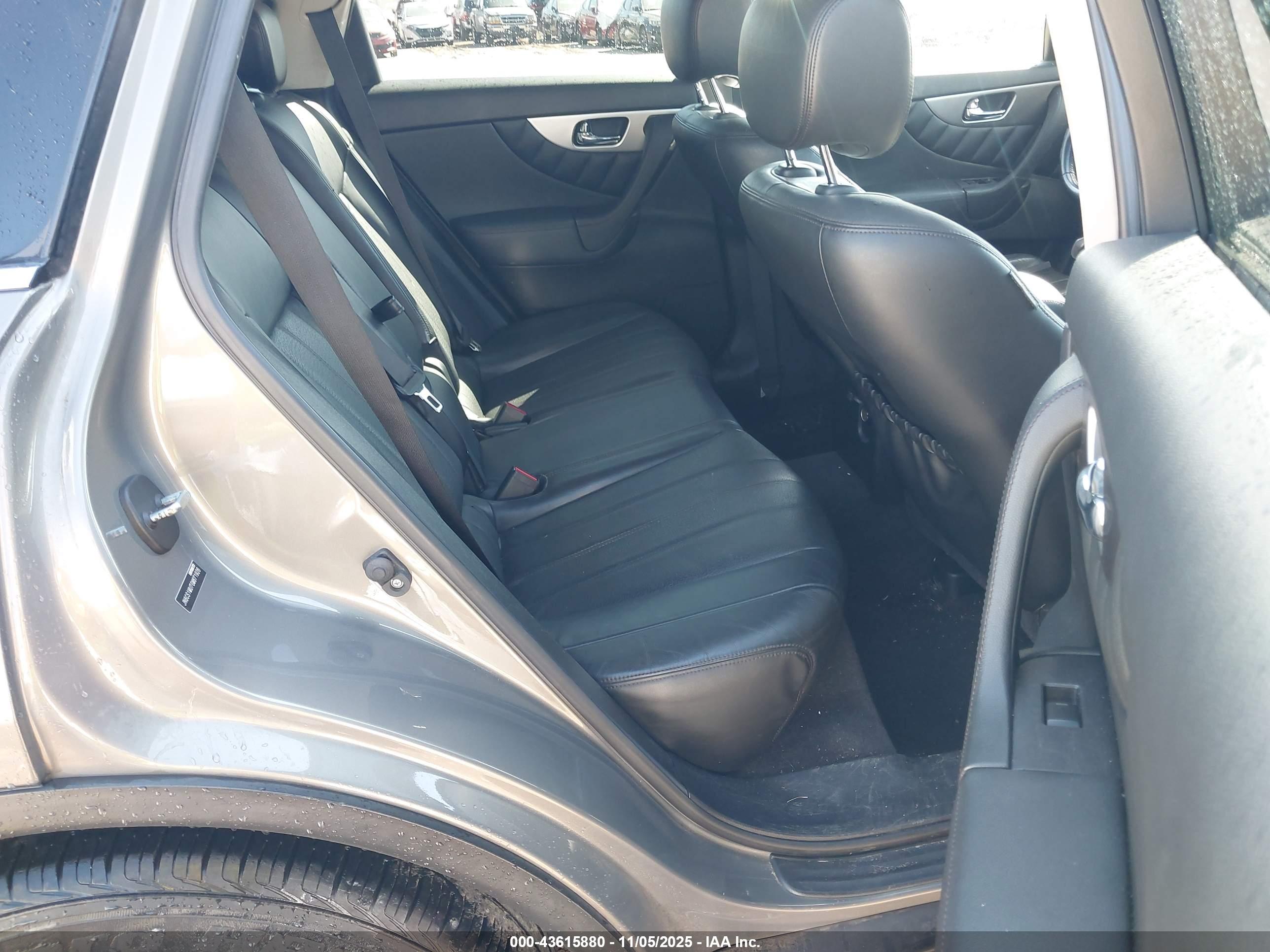 INFINITI QX70 image 8