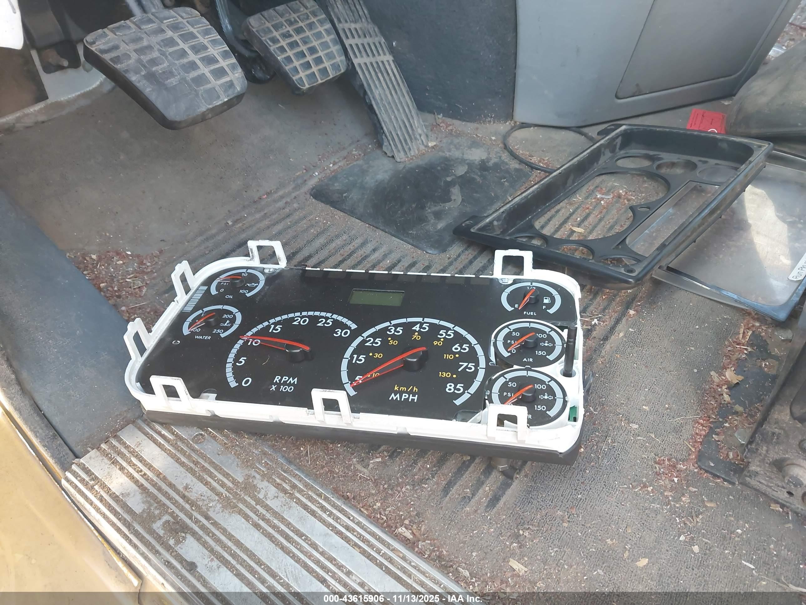 FREIGHTLINER CONVENTIONAL image 6