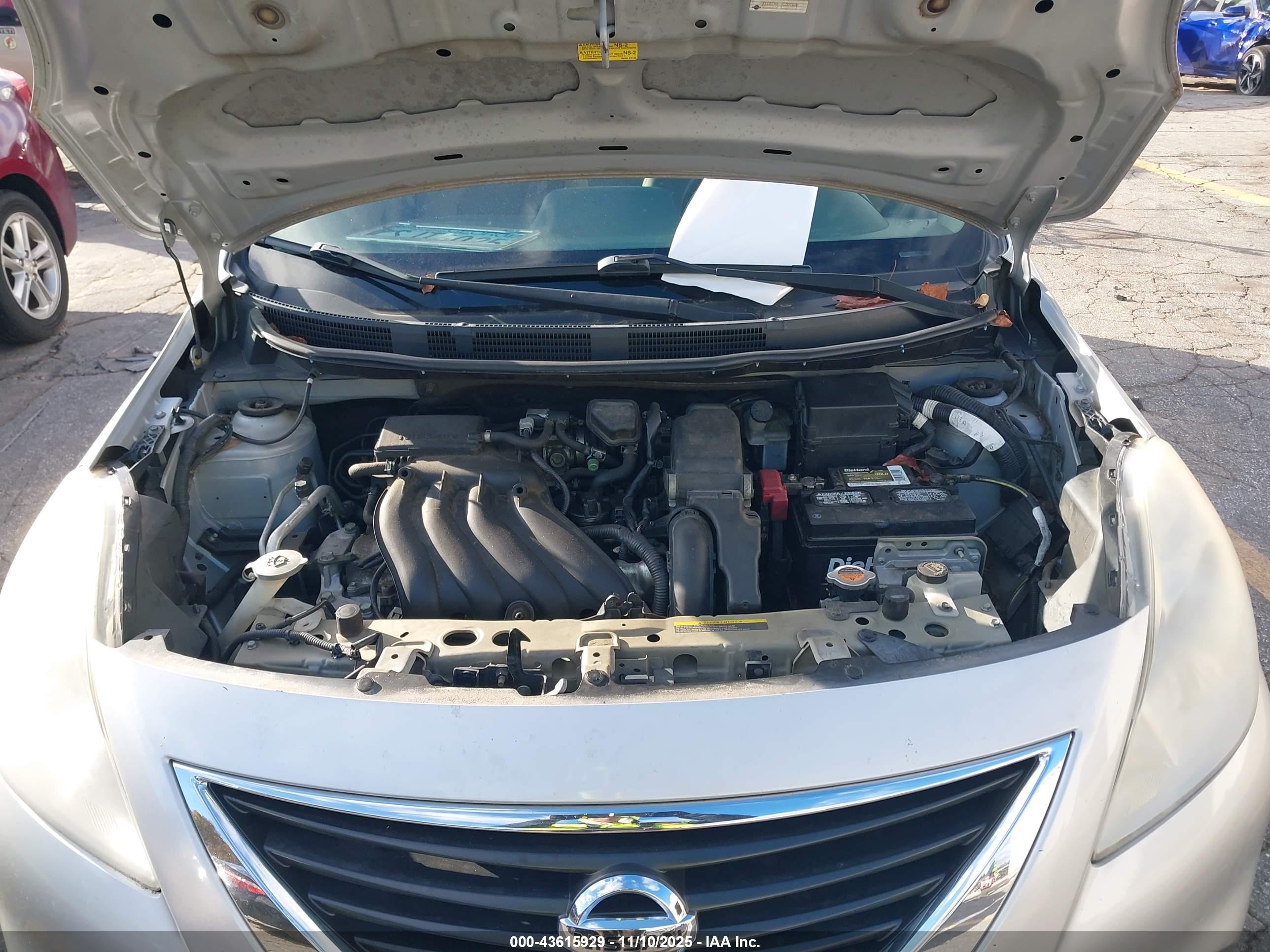 NISSAN VERSA image 10