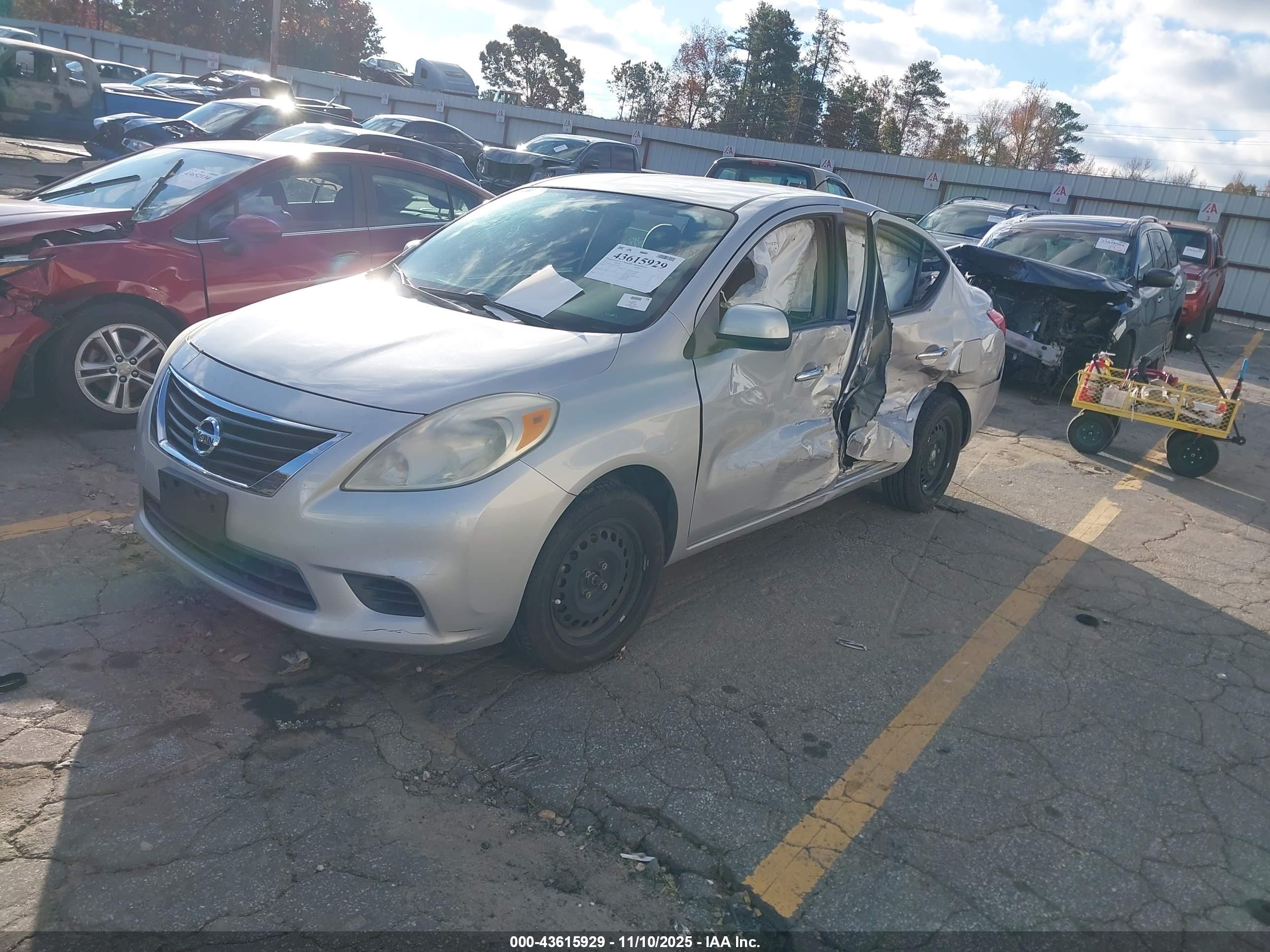 NISSAN VERSA image 2
