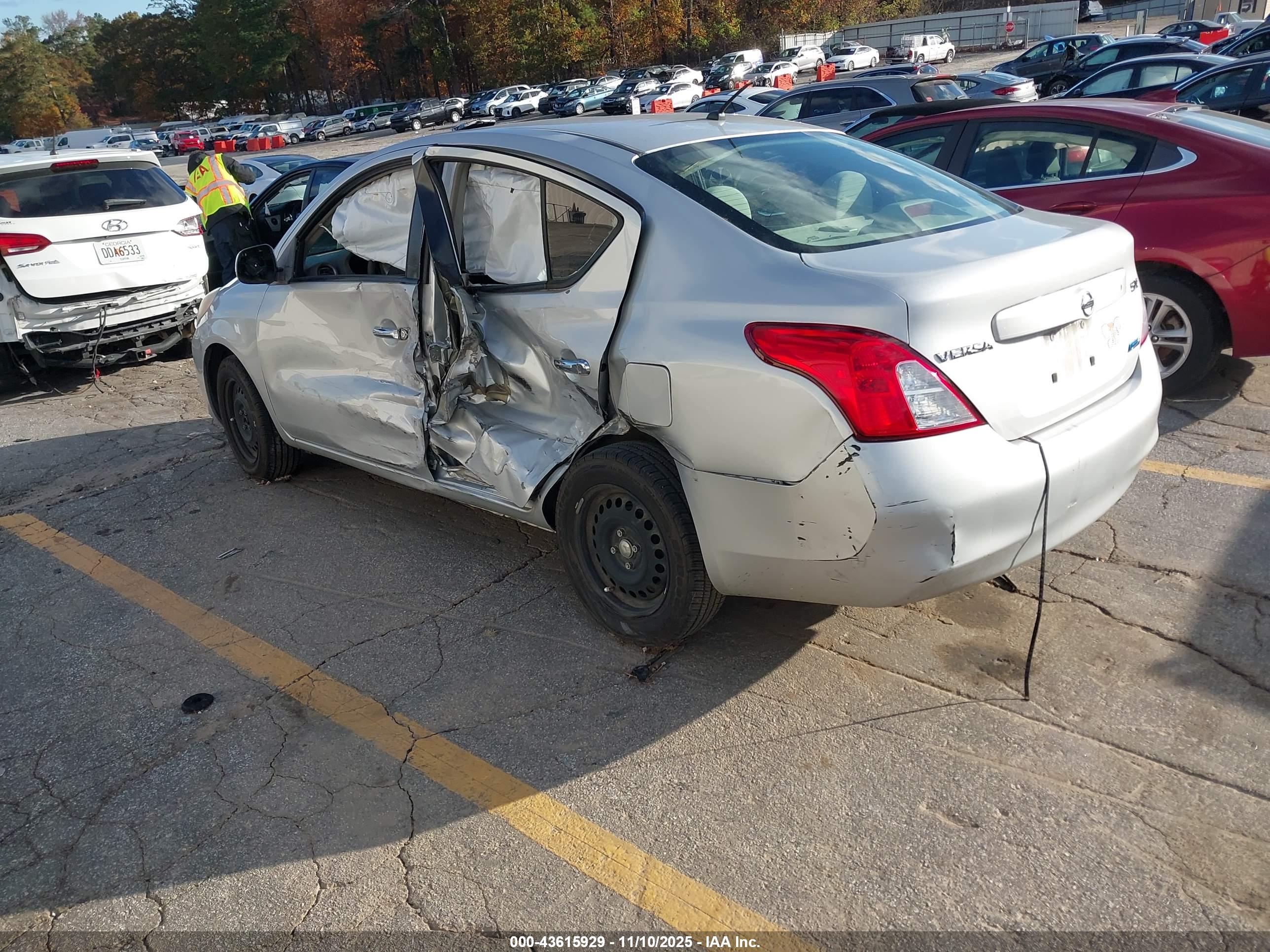NISSAN VERSA image 3