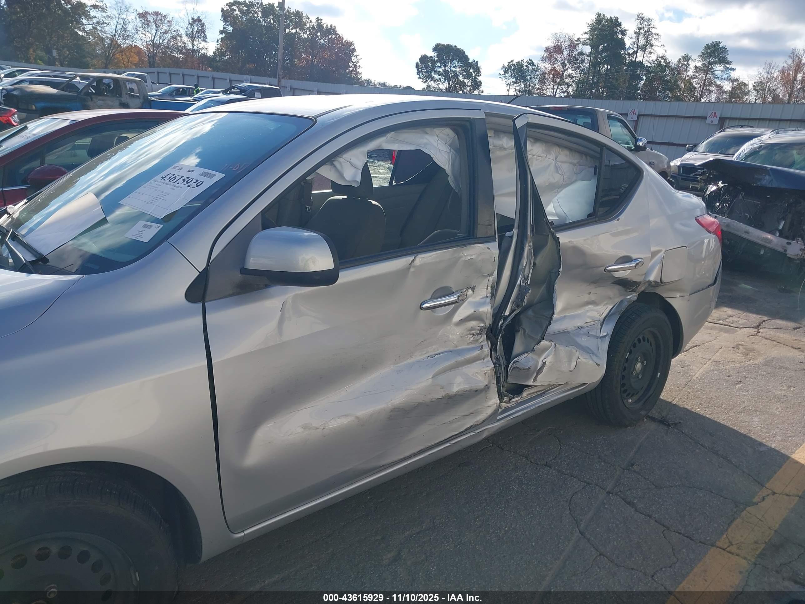 NISSAN VERSA image 6