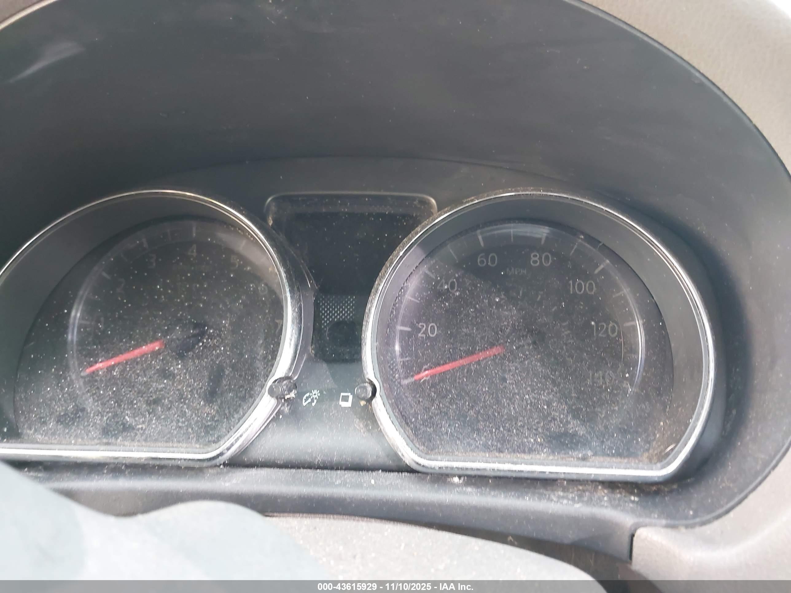 NISSAN VERSA image 7