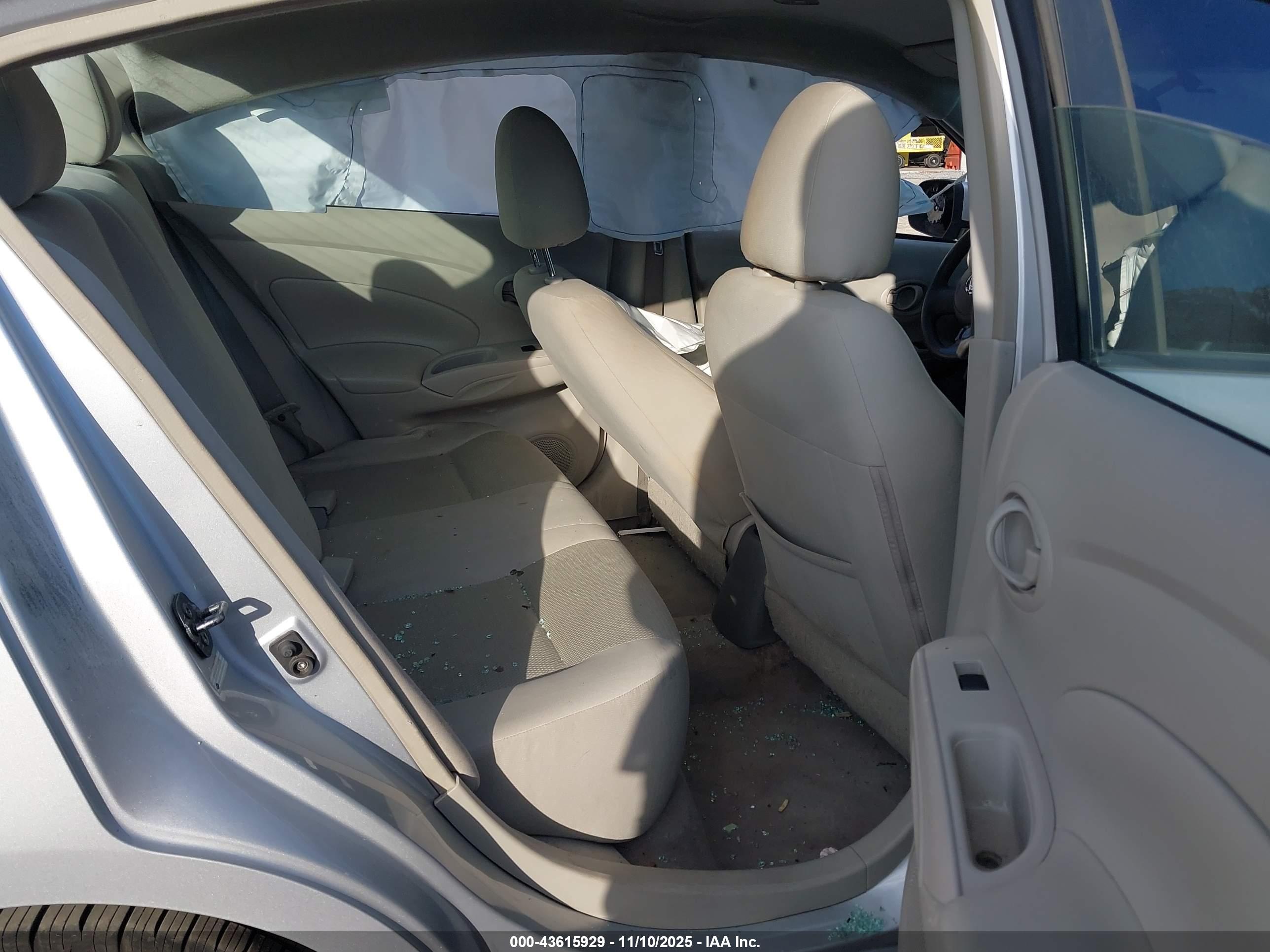 NISSAN VERSA image 8
