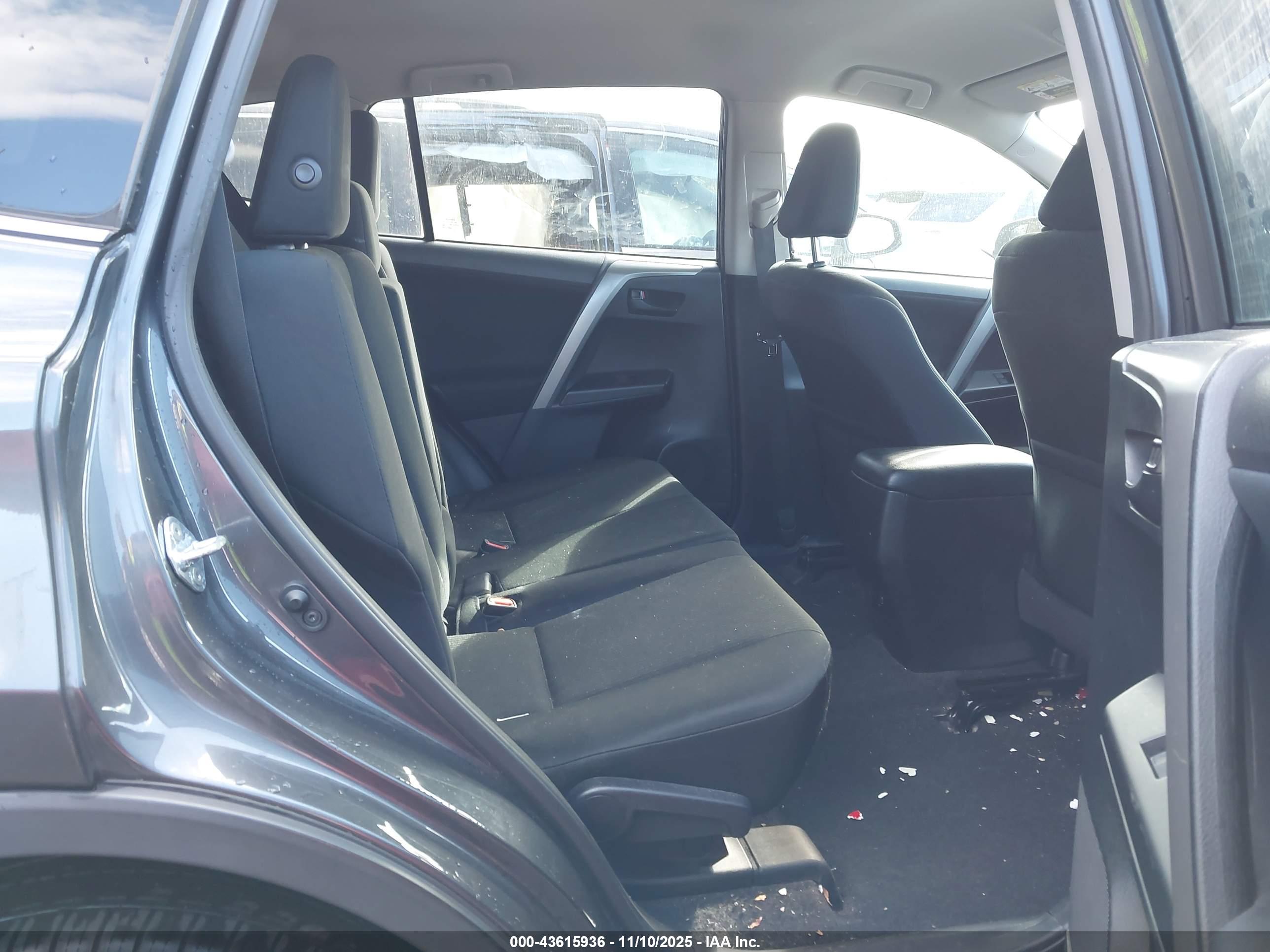 TOYOTA RAV4 image 8
