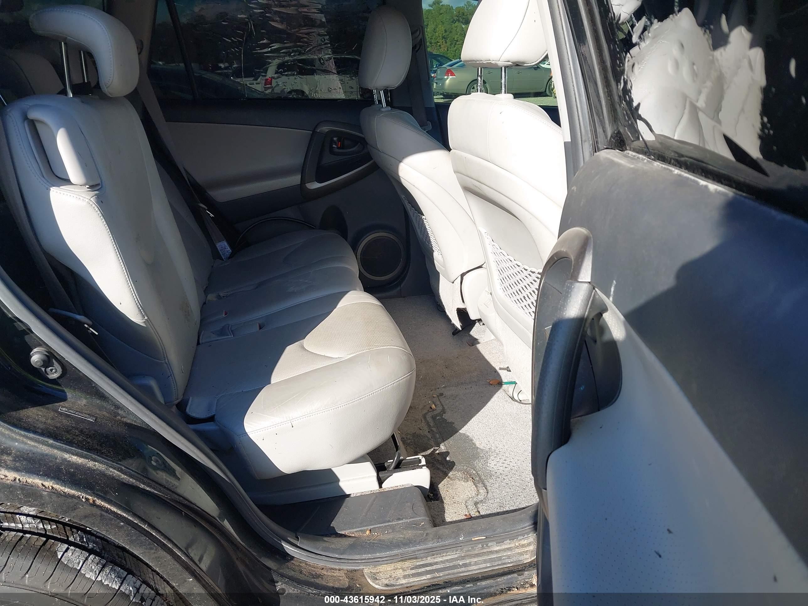 TOYOTA RAV4 image 8