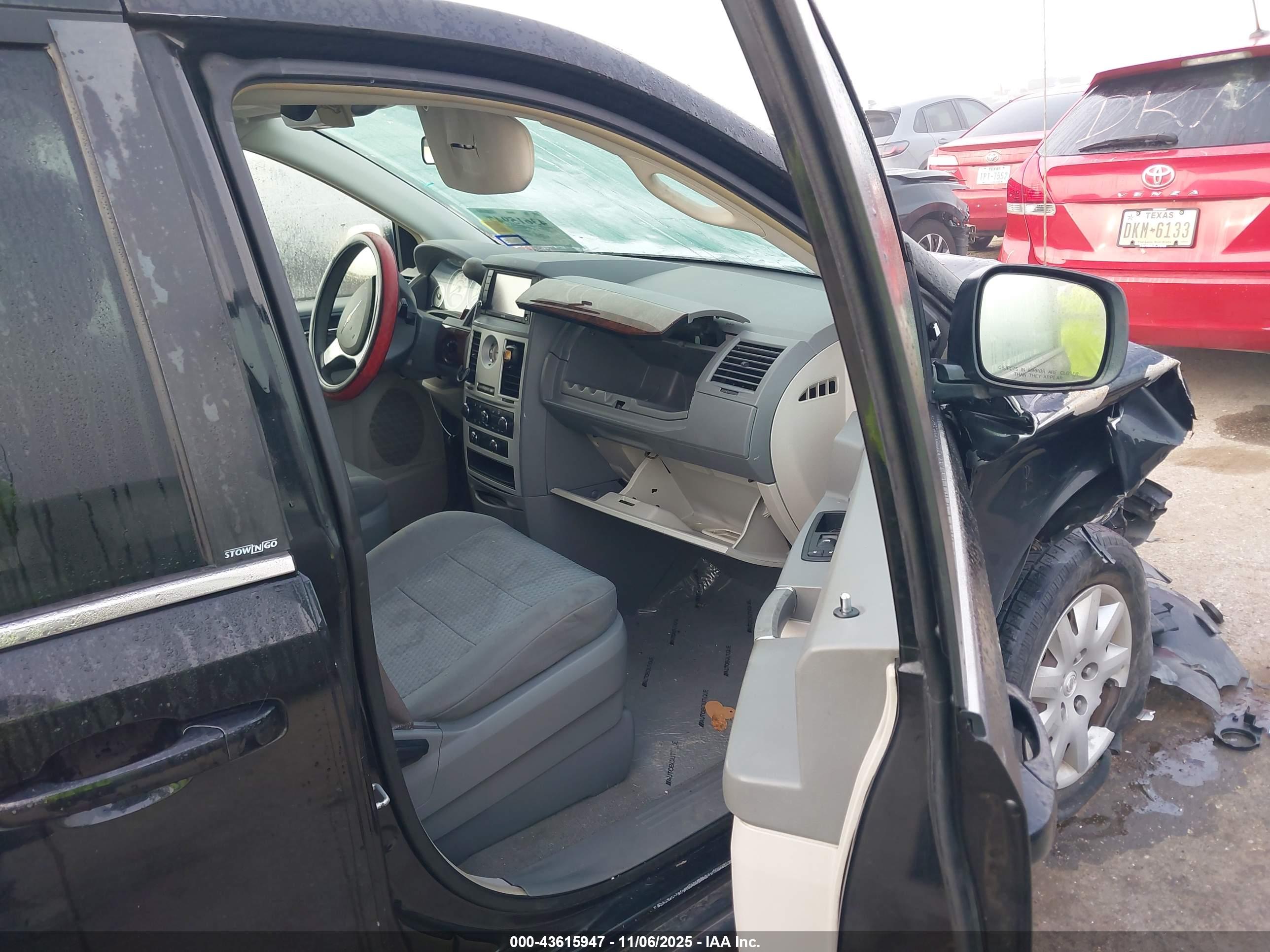 CHRYSLER TOWN image 5