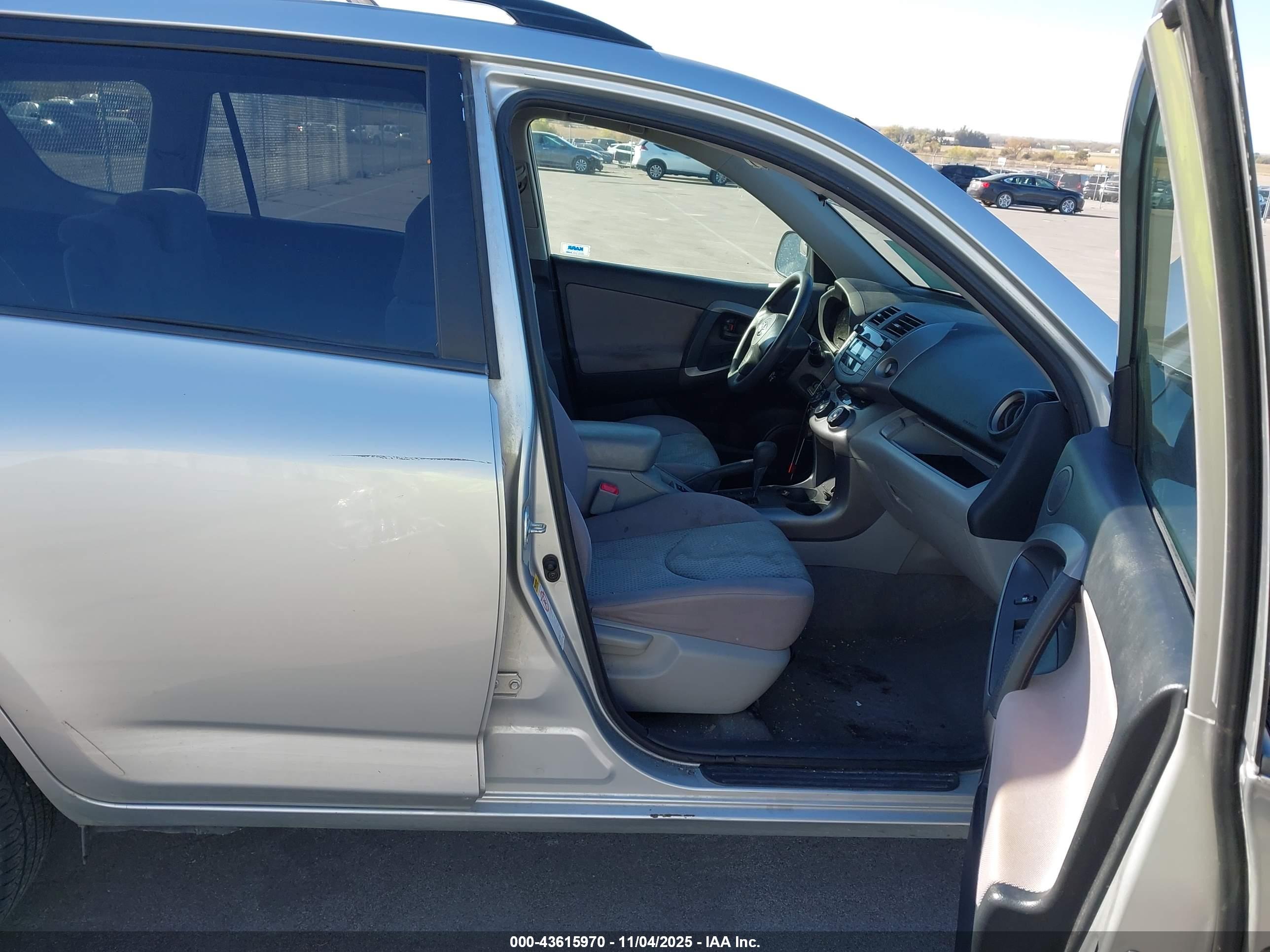 TOYOTA RAV4 image 5