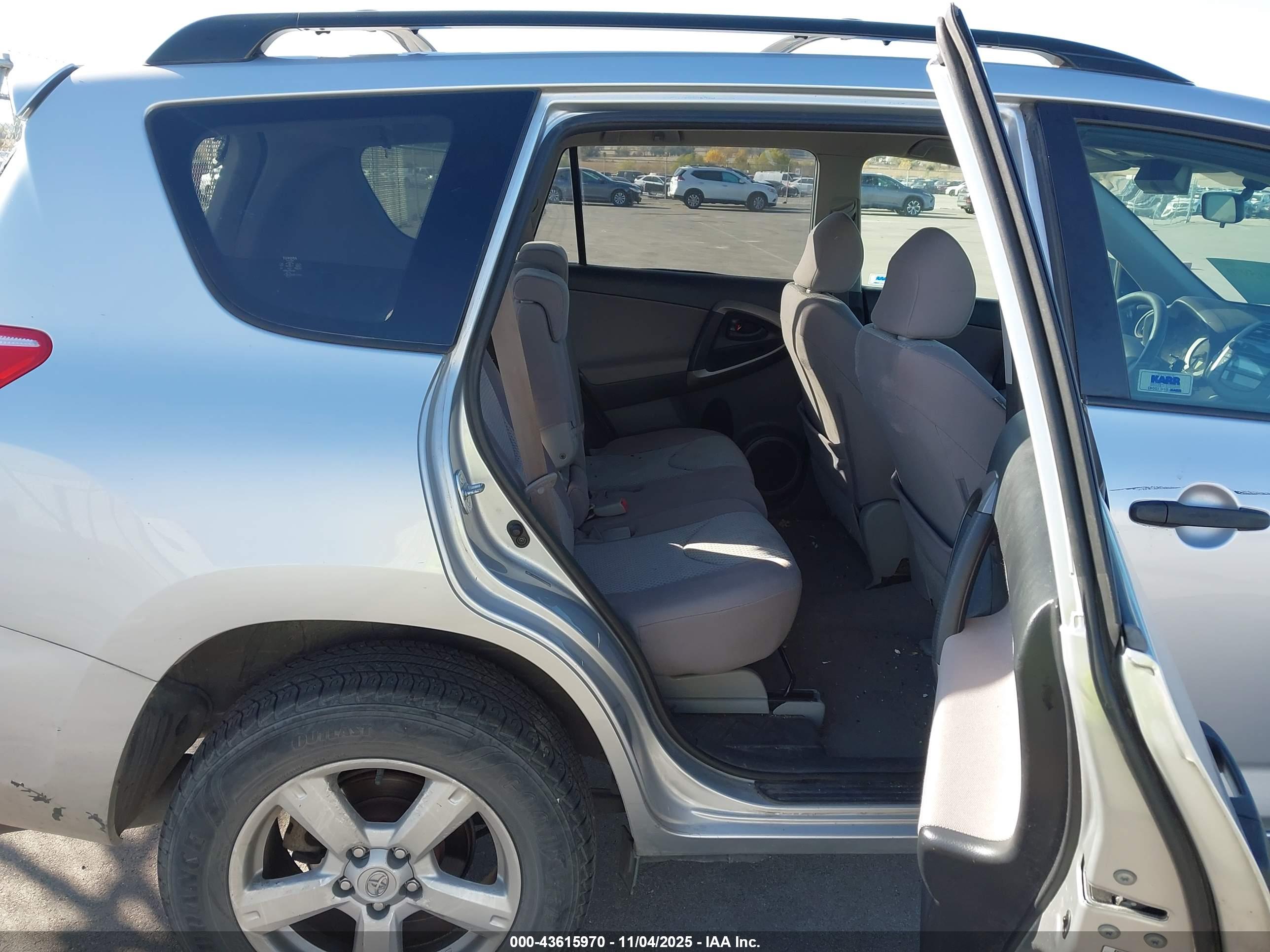 TOYOTA RAV4 image 8