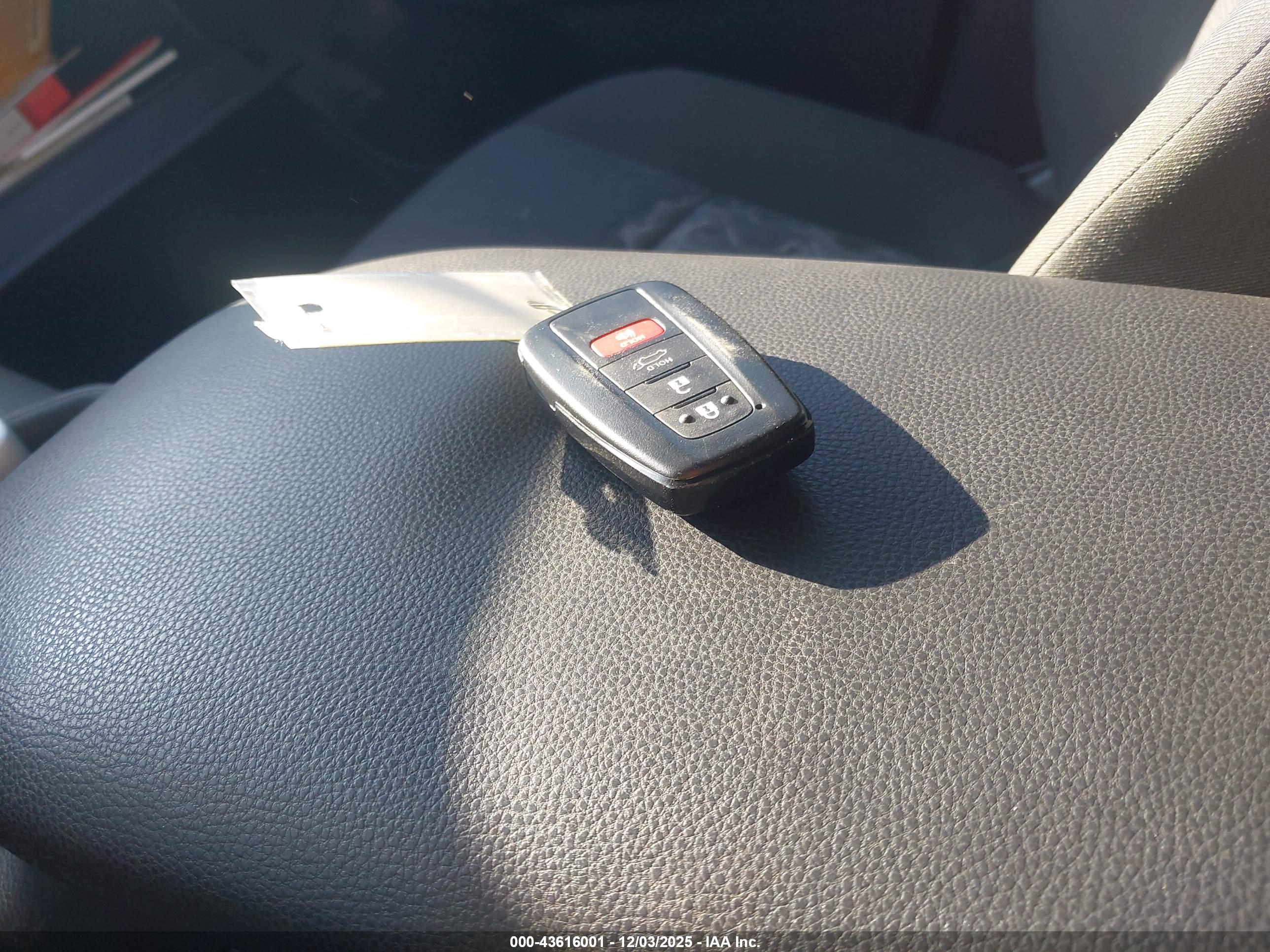 TOYOTA RAV4 image 11