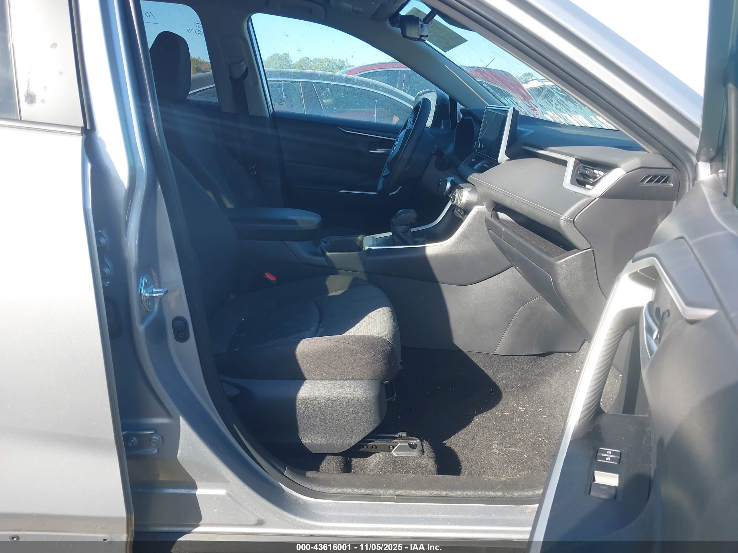 TOYOTA RAV4 image 5