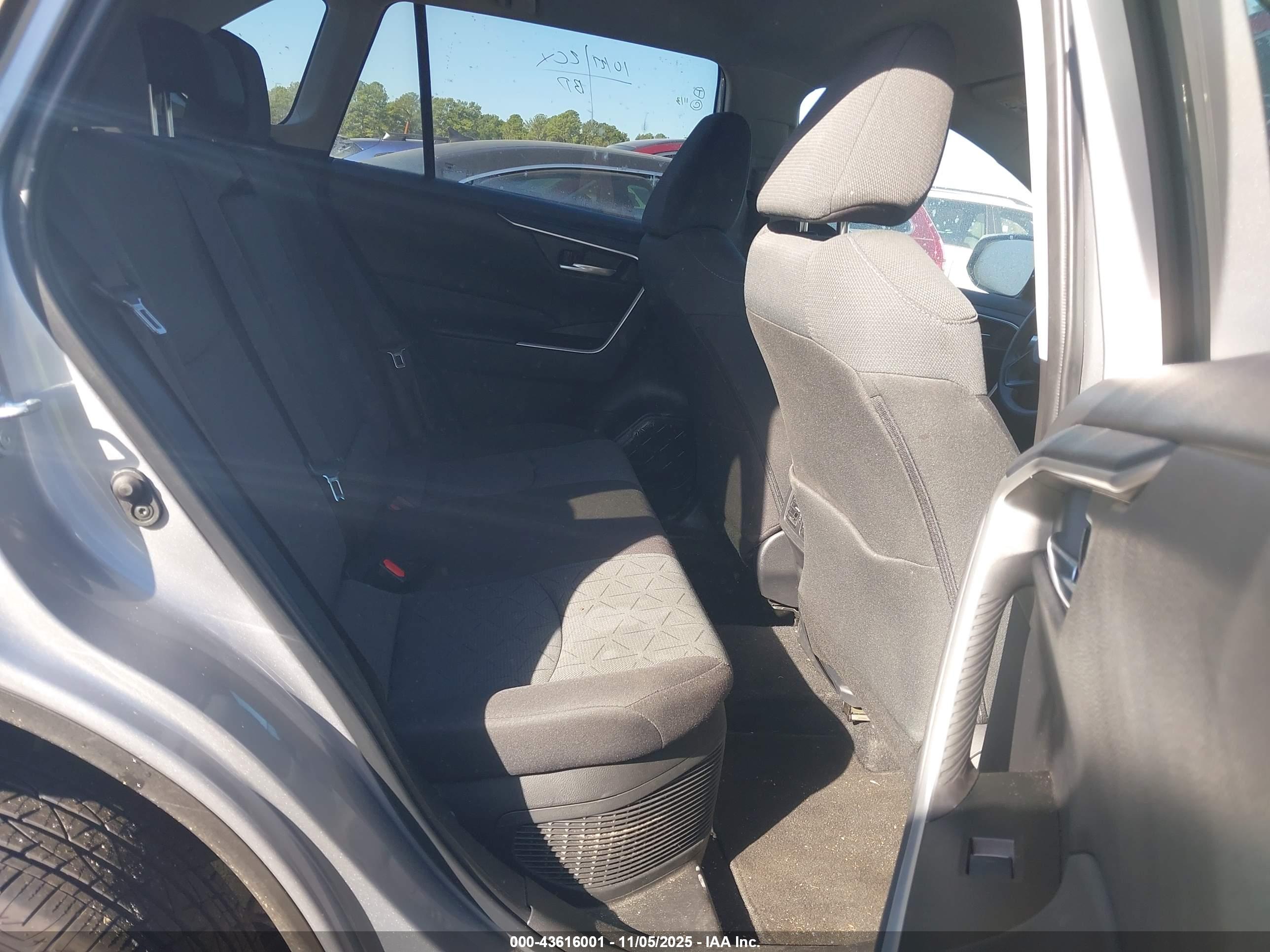 TOYOTA RAV4 image 8