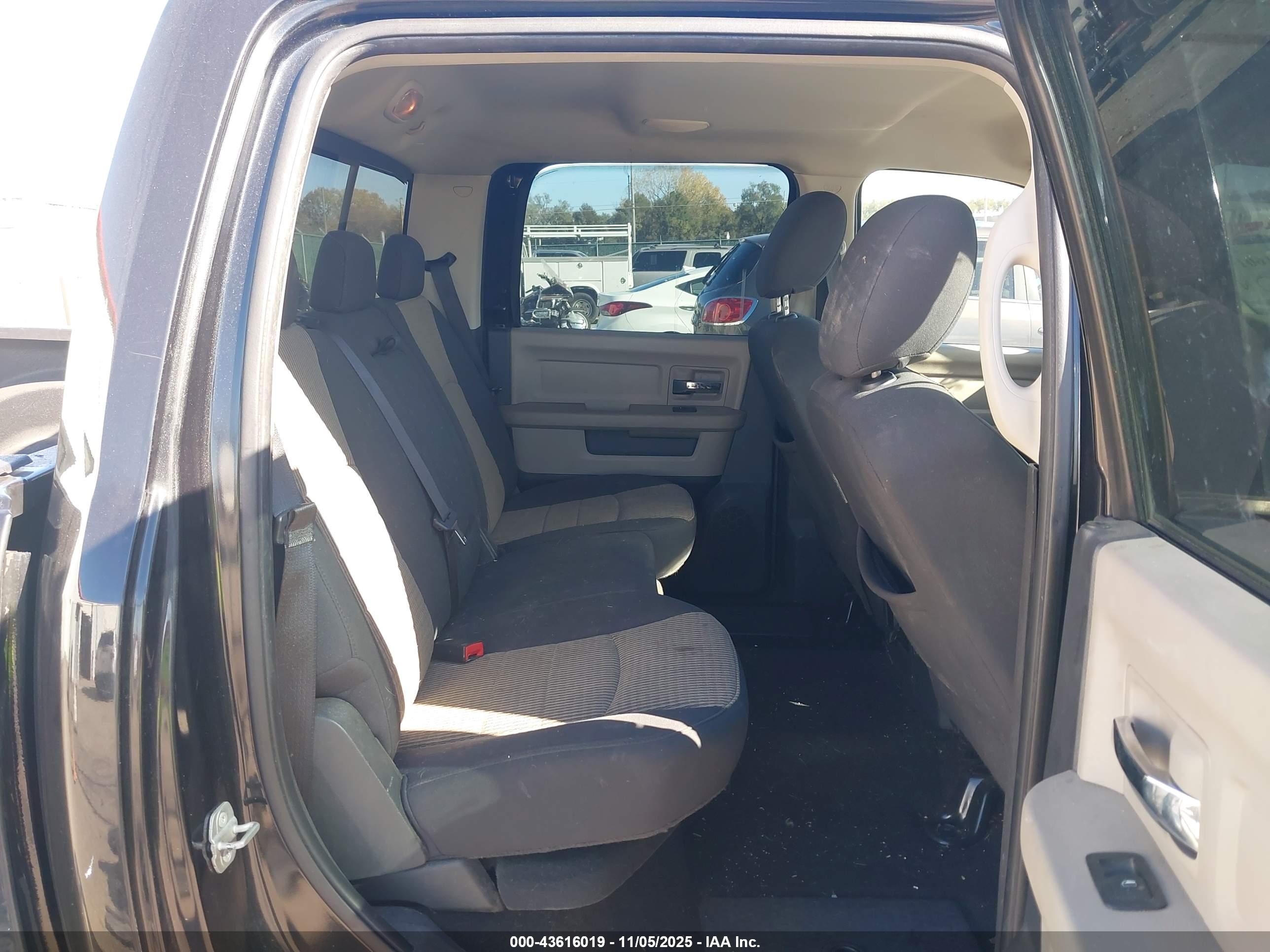 DODGE RAM image 8