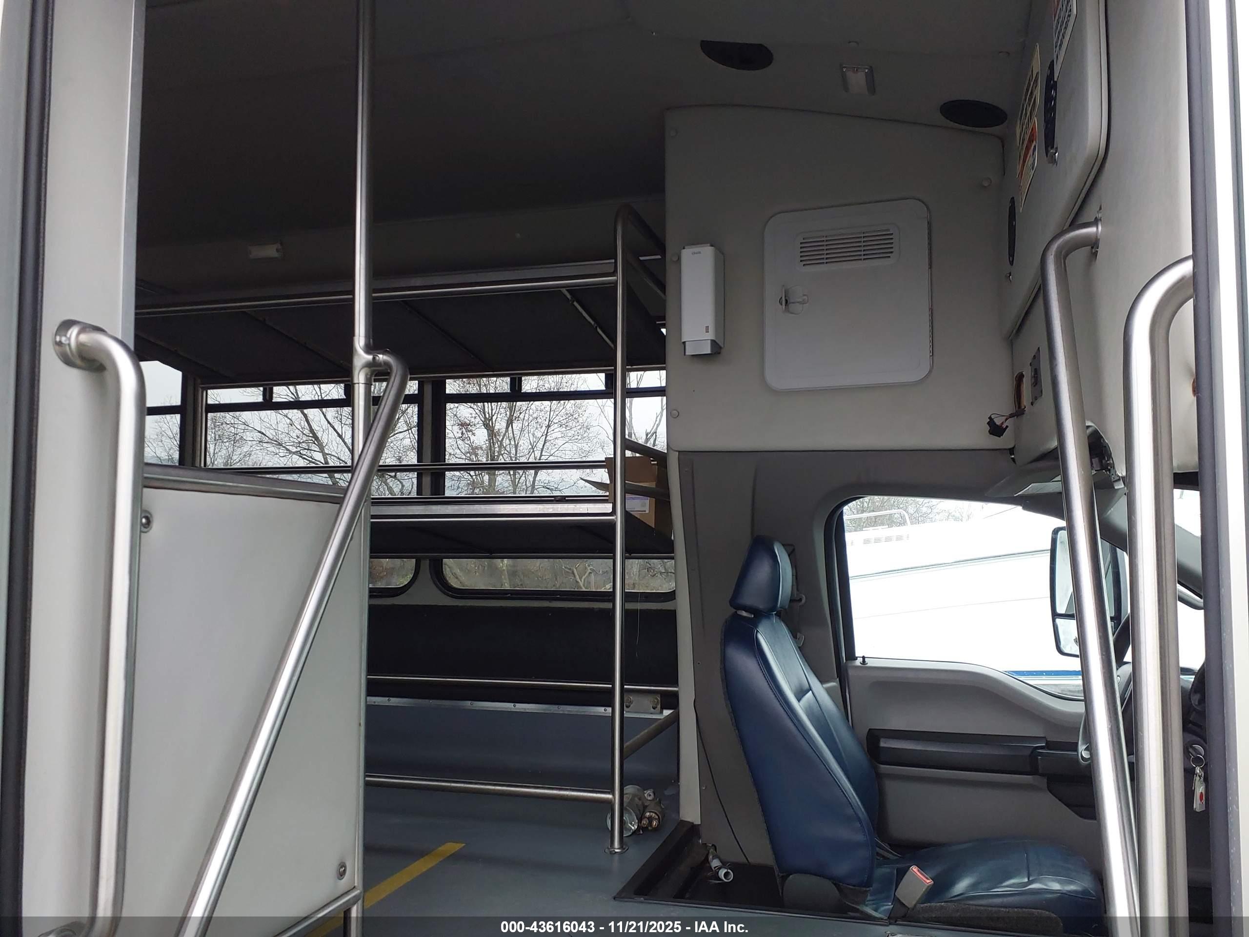 FORD F-550 image 7