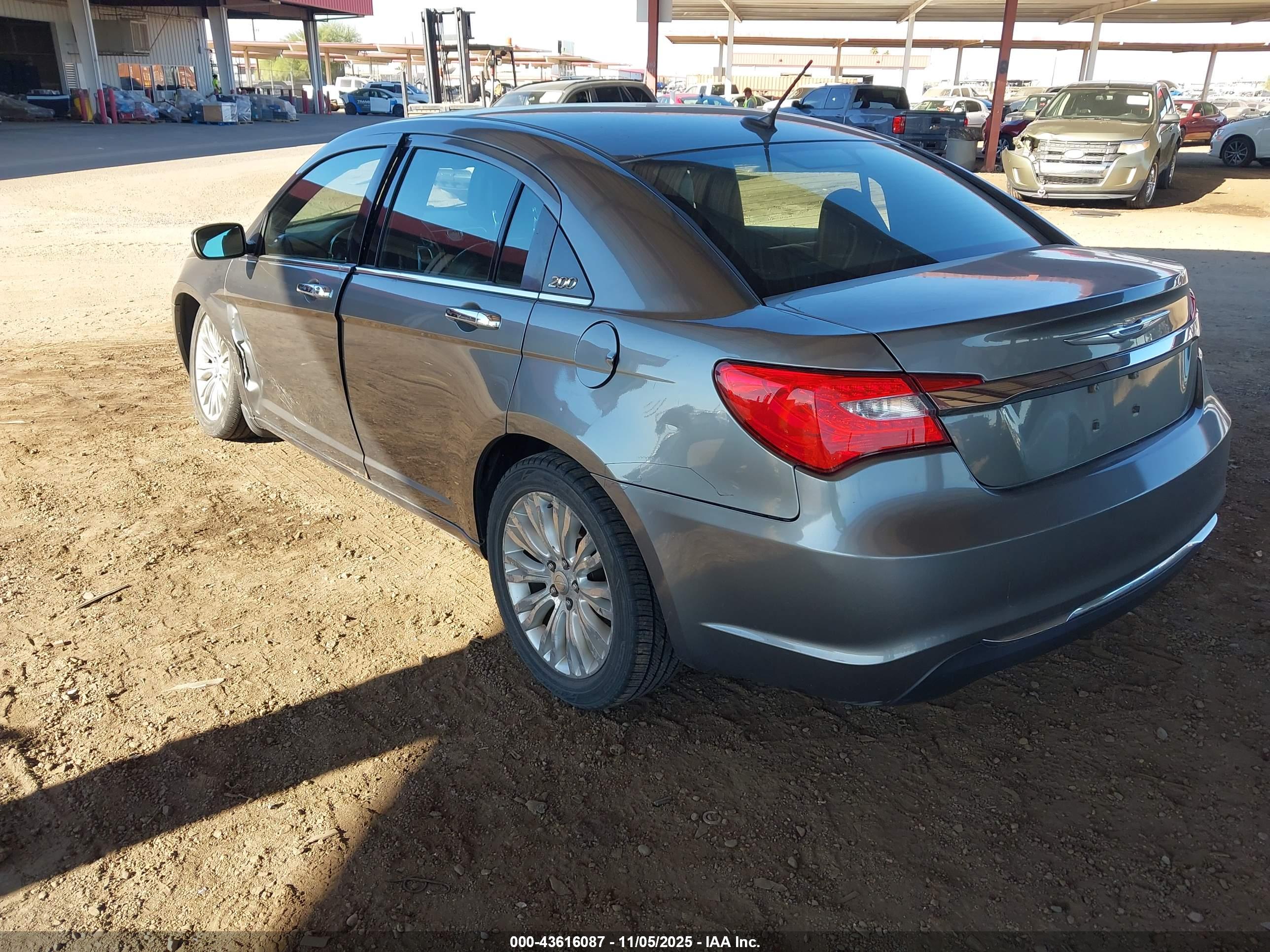 CHRYSLER 200 image 3