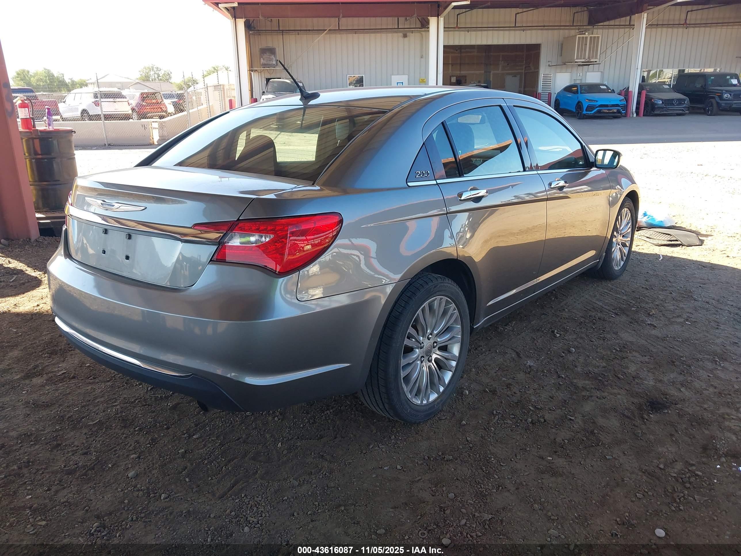 CHRYSLER 200 image 4