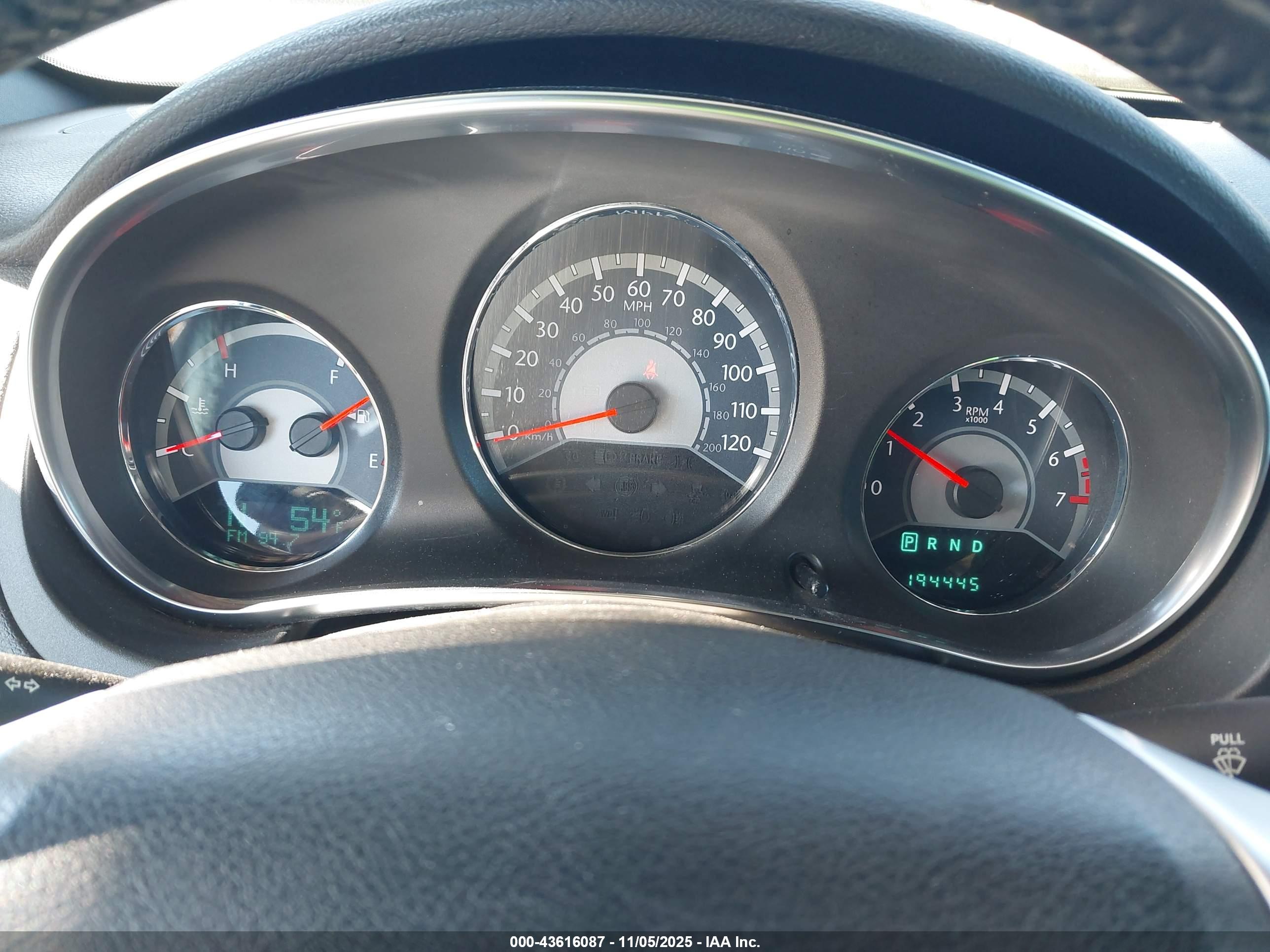 CHRYSLER 200 image 7