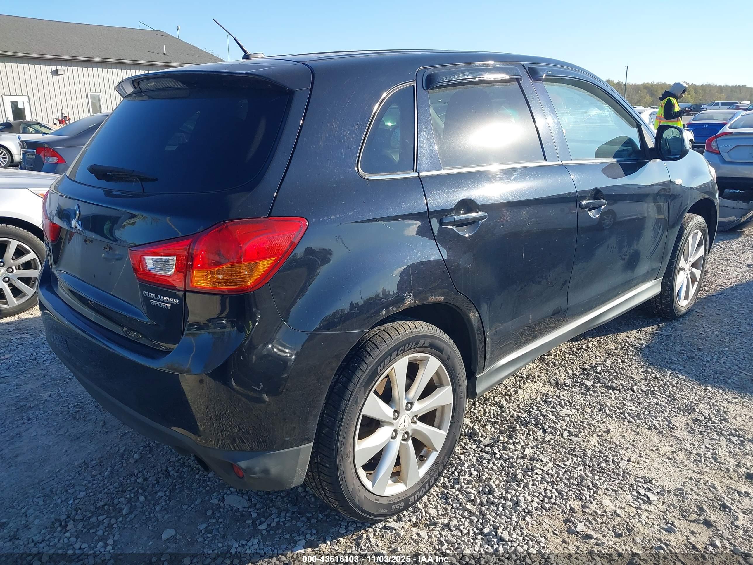 MITSUBISHI OUTLANDER image 4