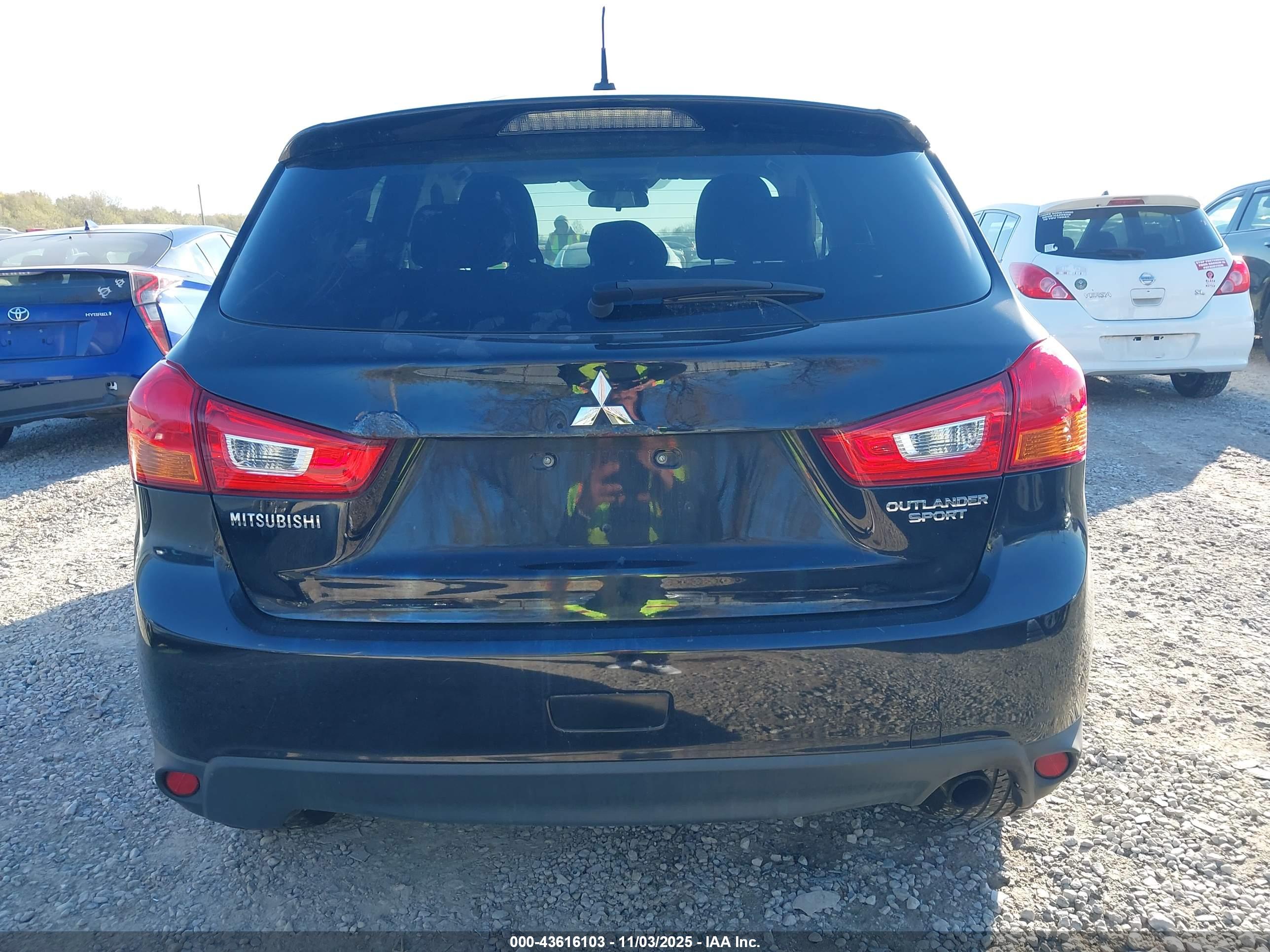 MITSUBISHI OUTLANDER image 6
