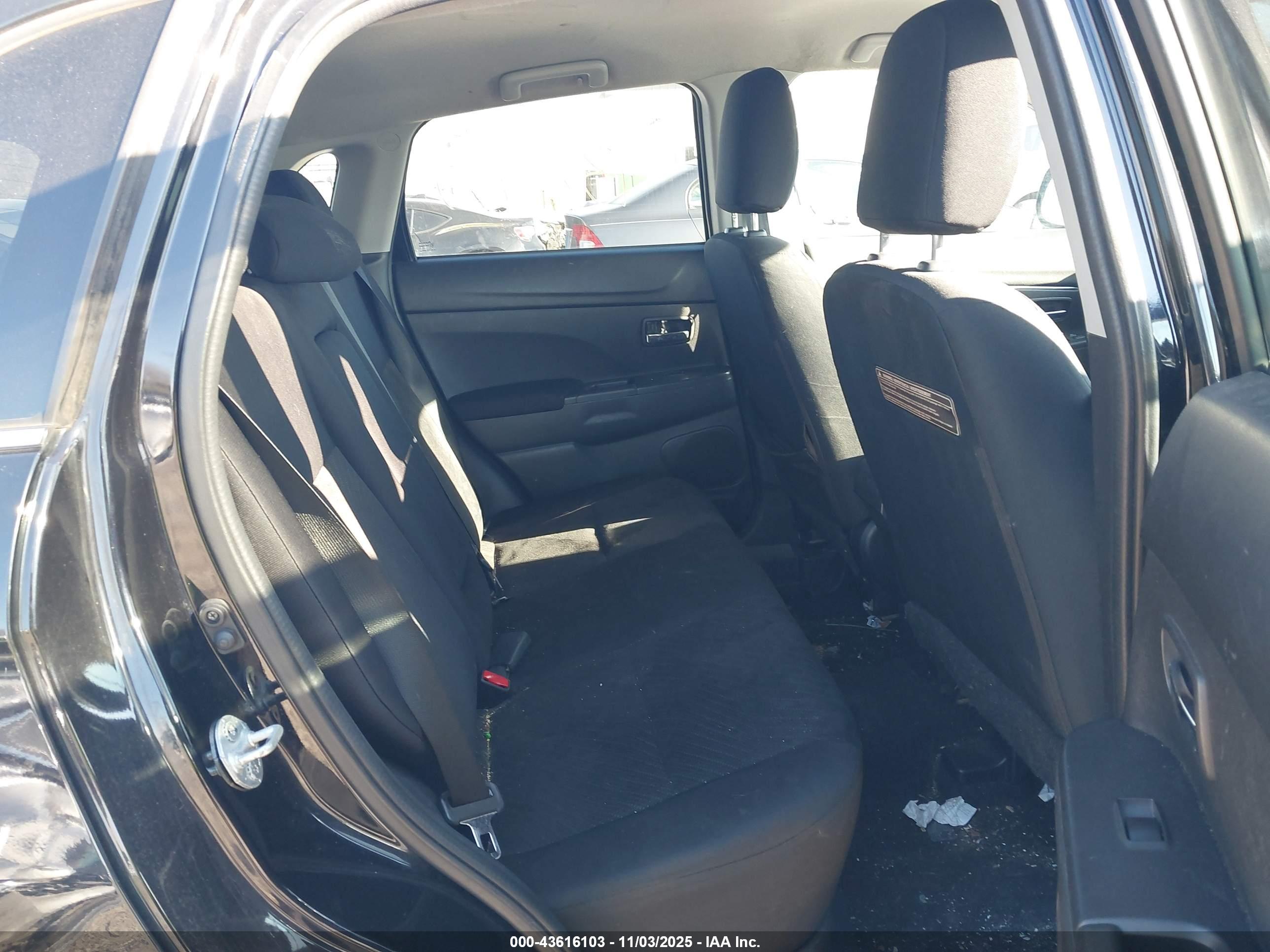 MITSUBISHI OUTLANDER image 8