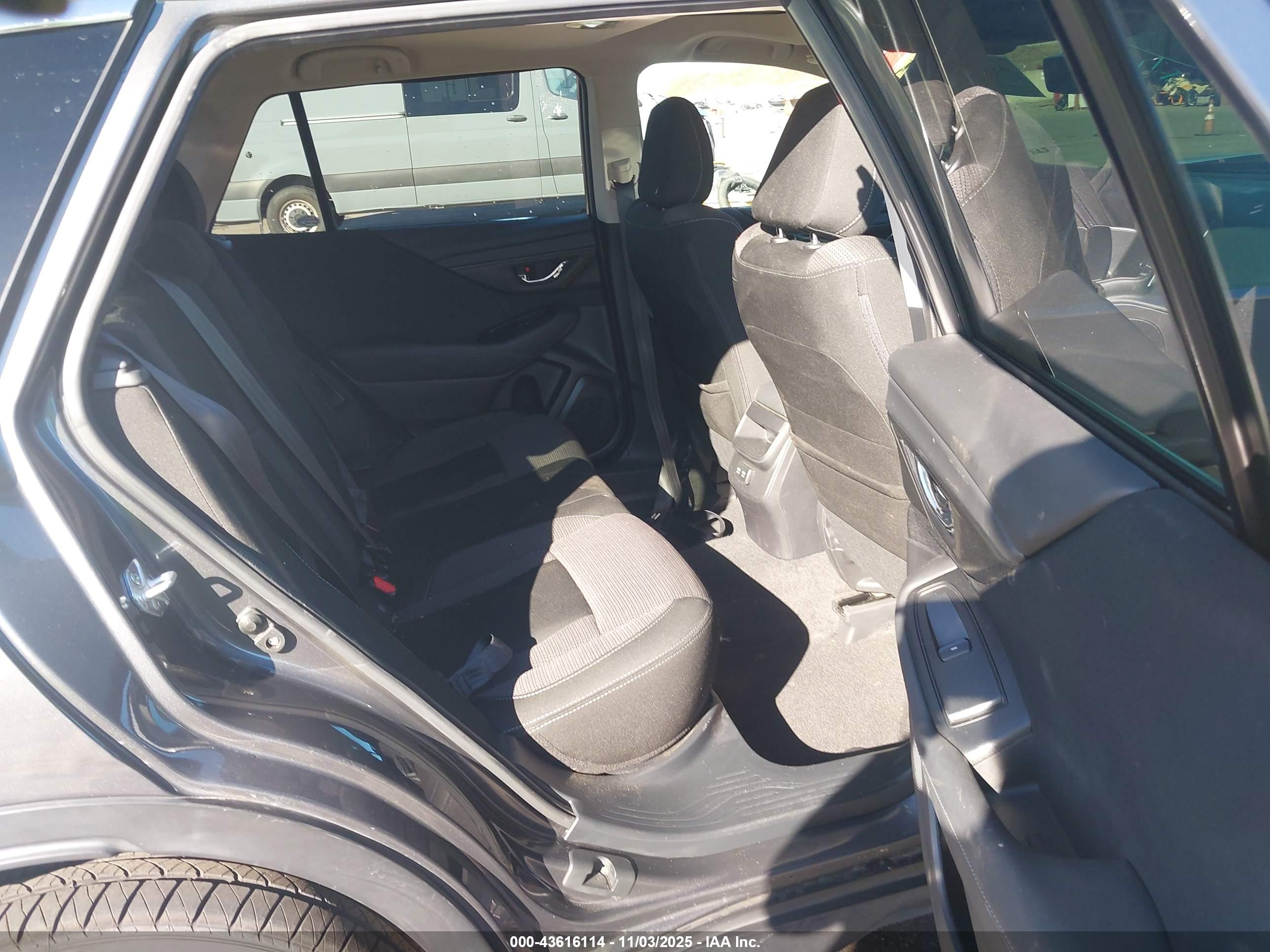 SUBARU OUTBACK image 8
