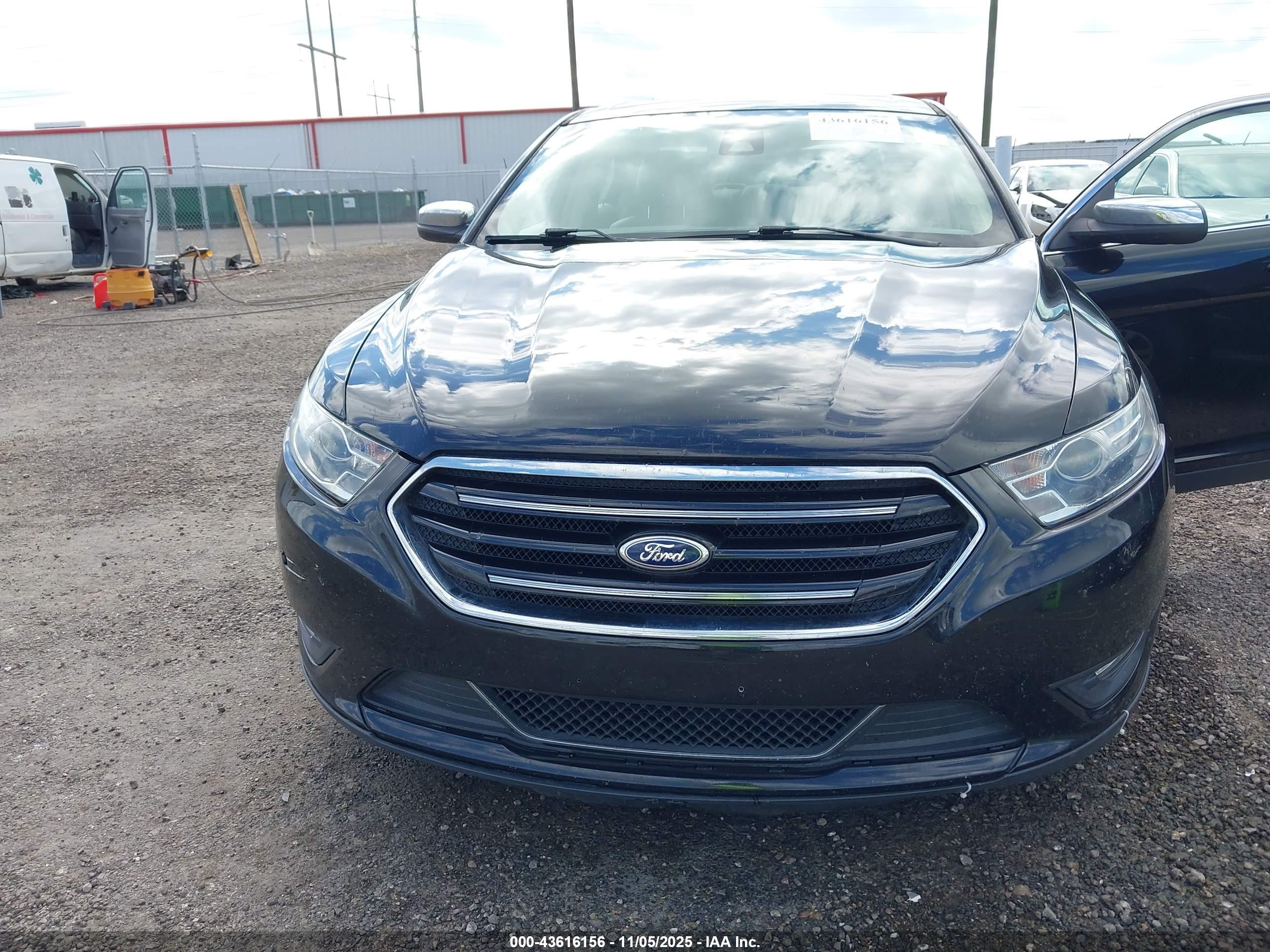 FORD TAURUS image 6