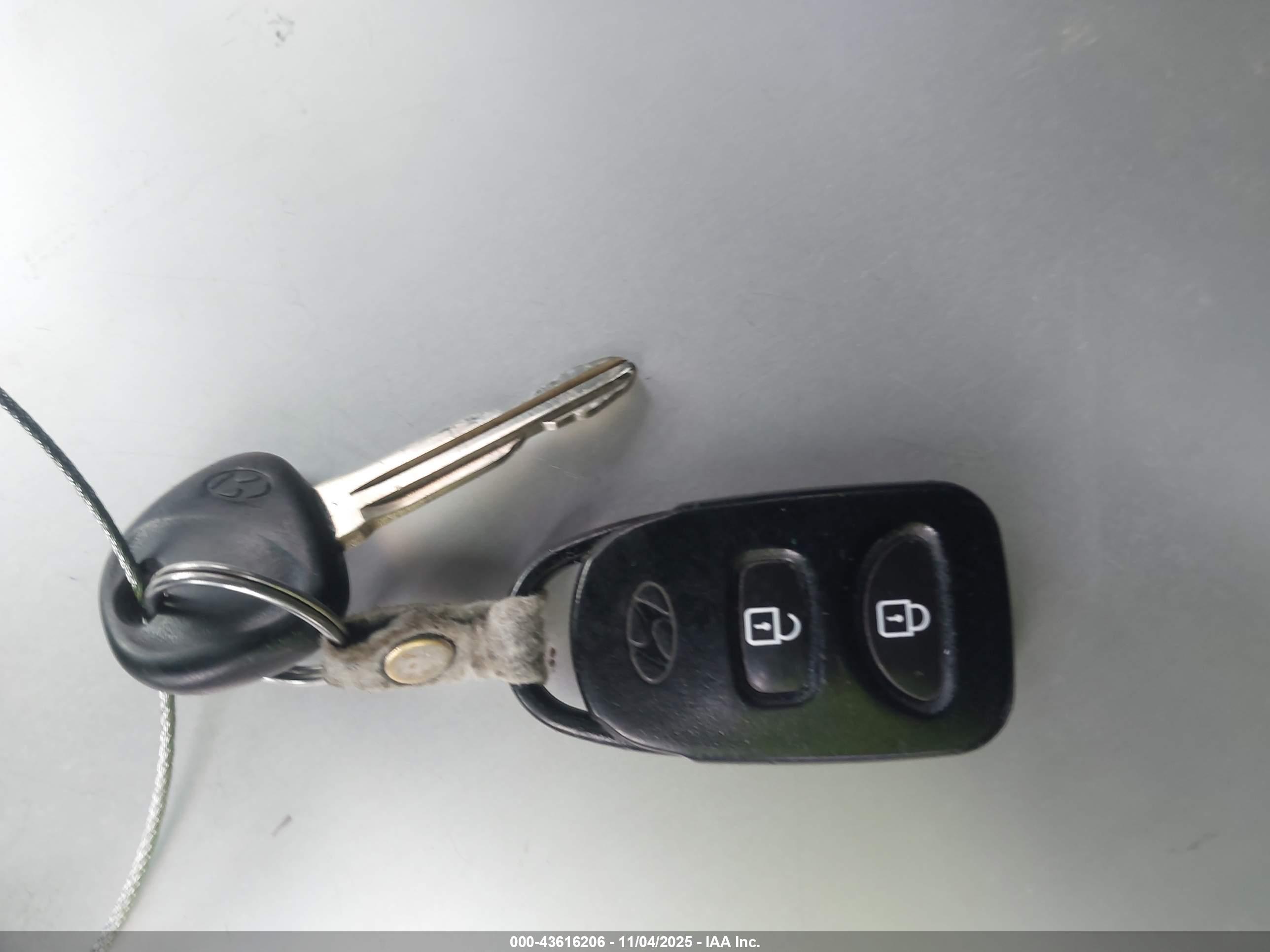 HYUNDAI TUCSON image 11