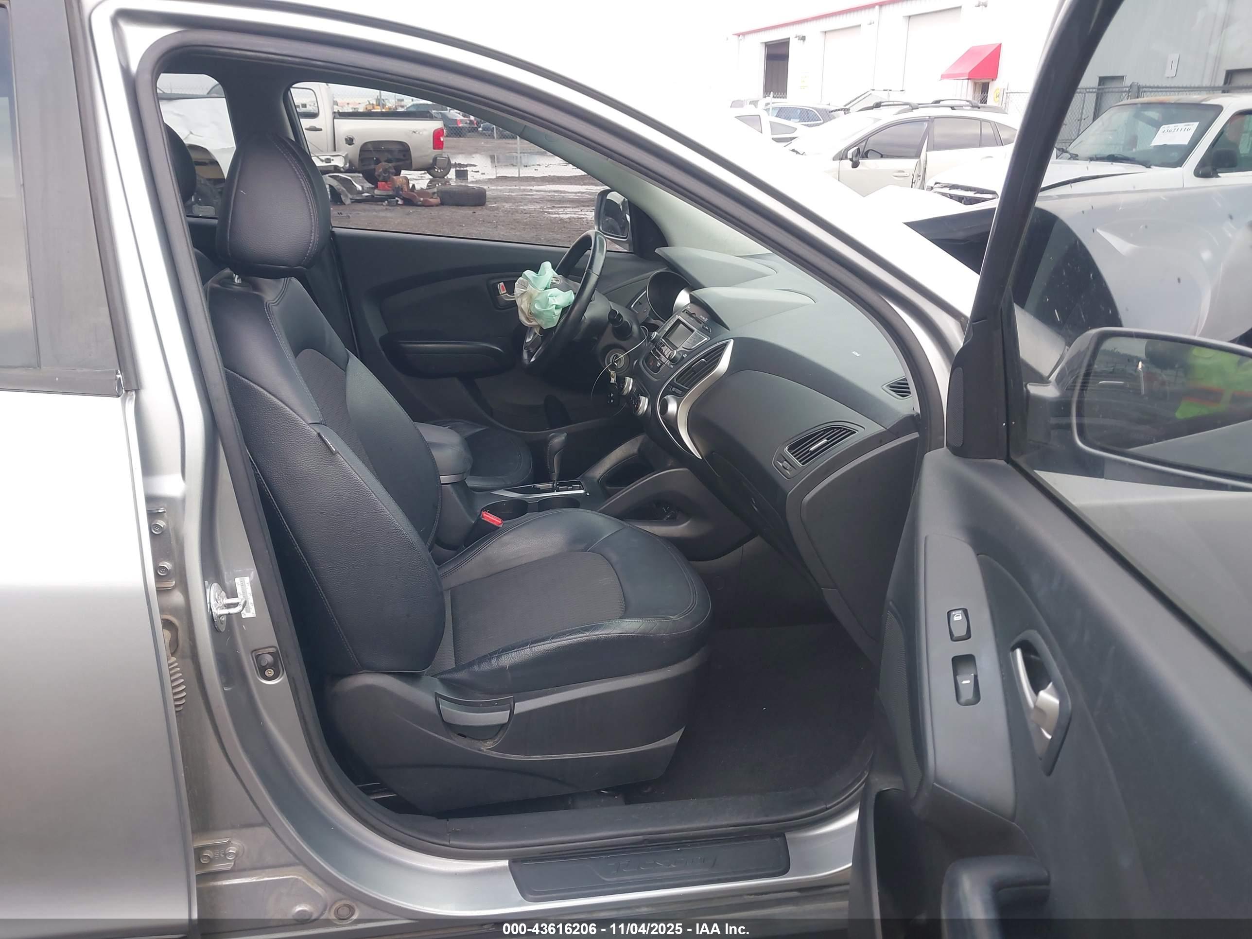 HYUNDAI TUCSON image 5