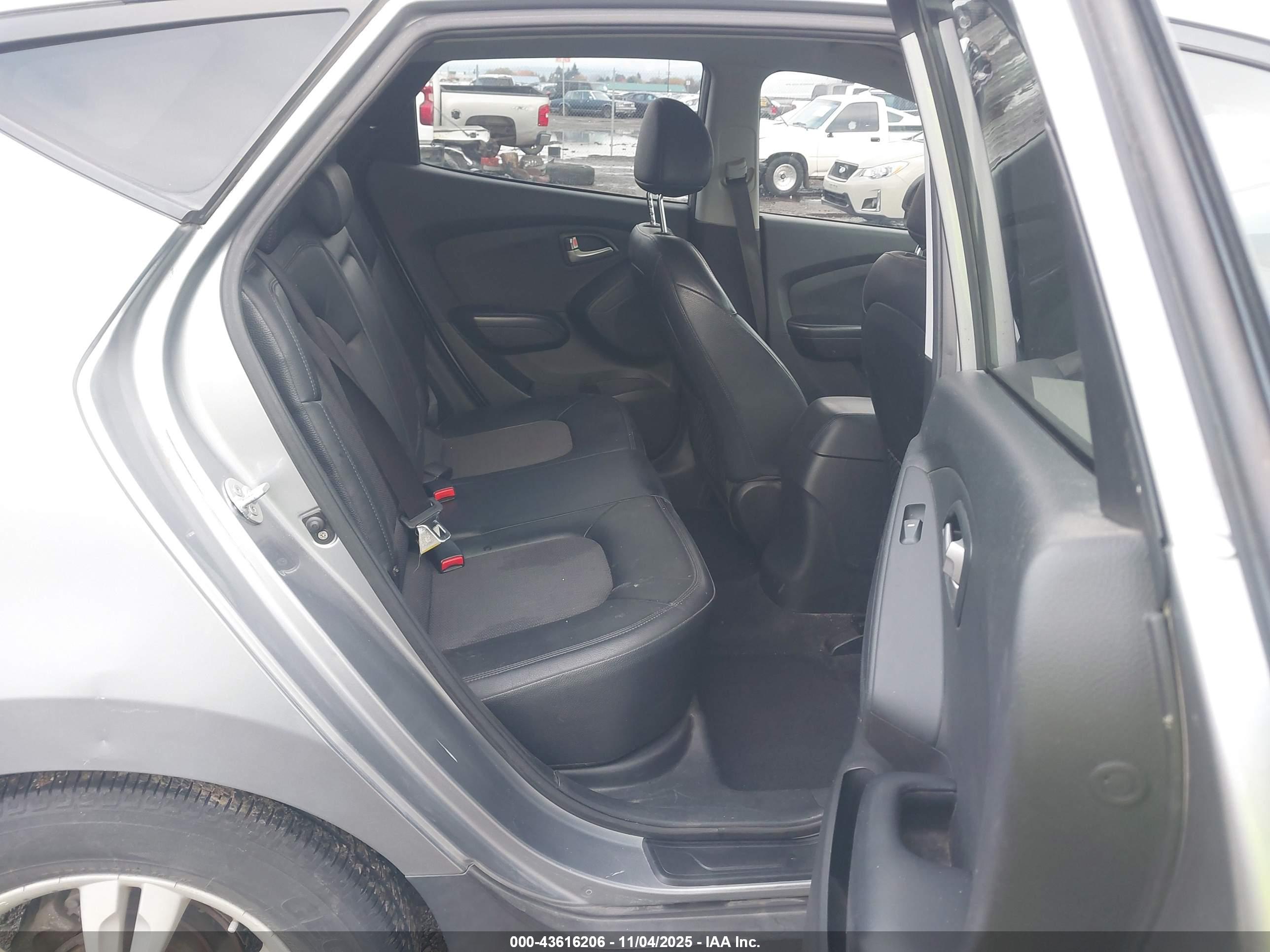 HYUNDAI TUCSON image 8