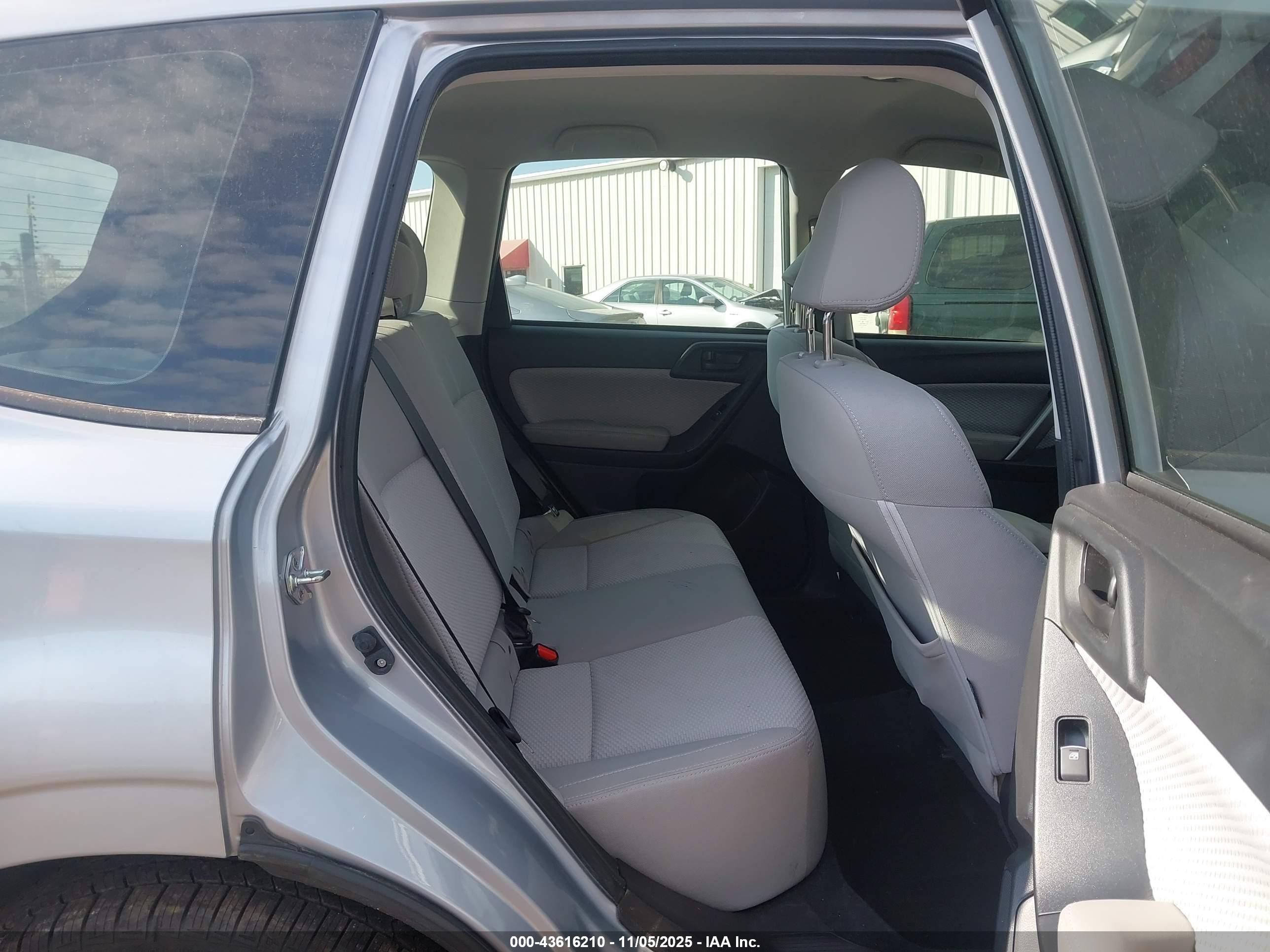 SUBARU FORESTER image 8