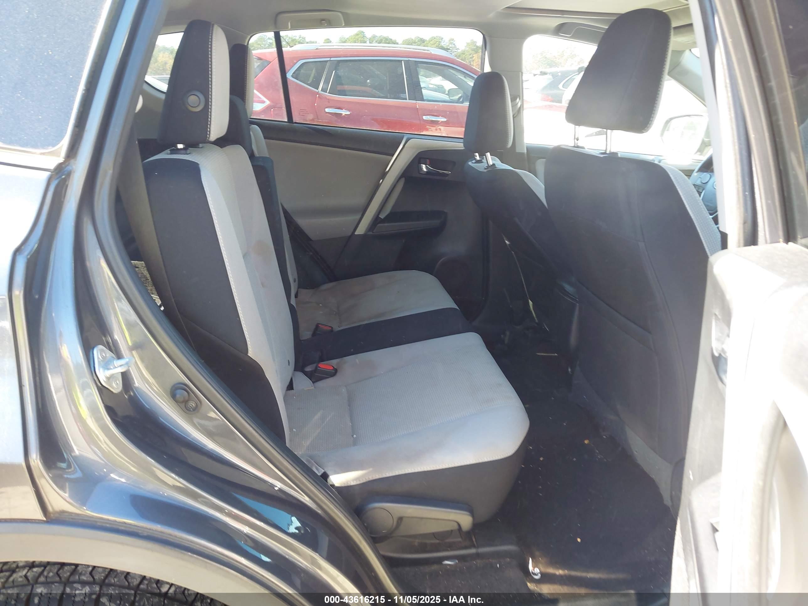 TOYOTA RAV4 image 8