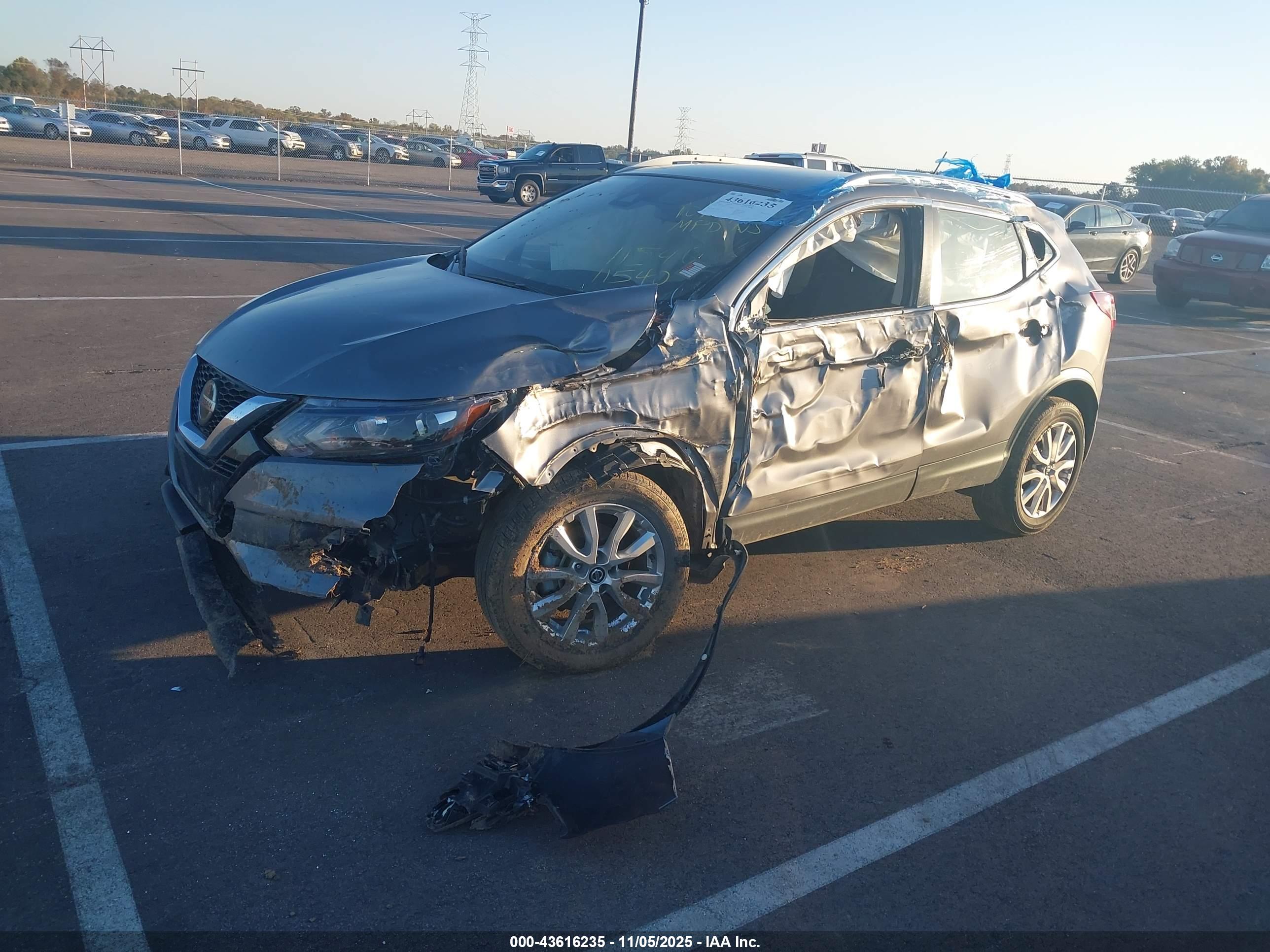NISSAN ROGUE image 2
