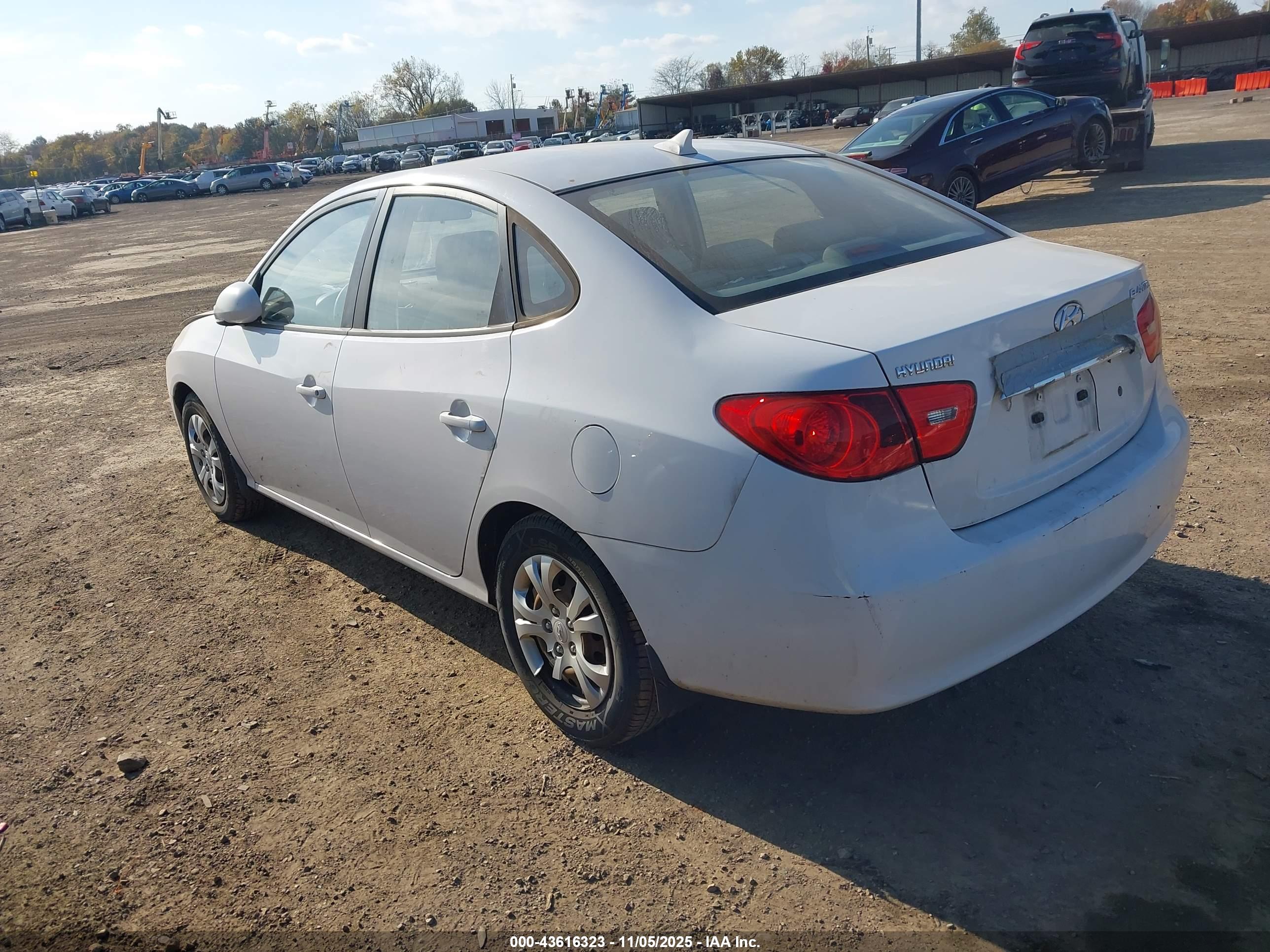 HYUNDAI ELANTRA image 3