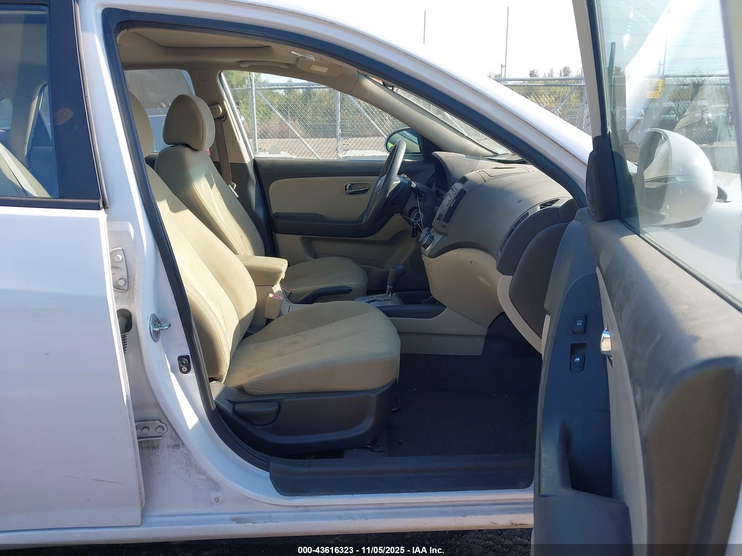 HYUNDAI ELANTRA image 5