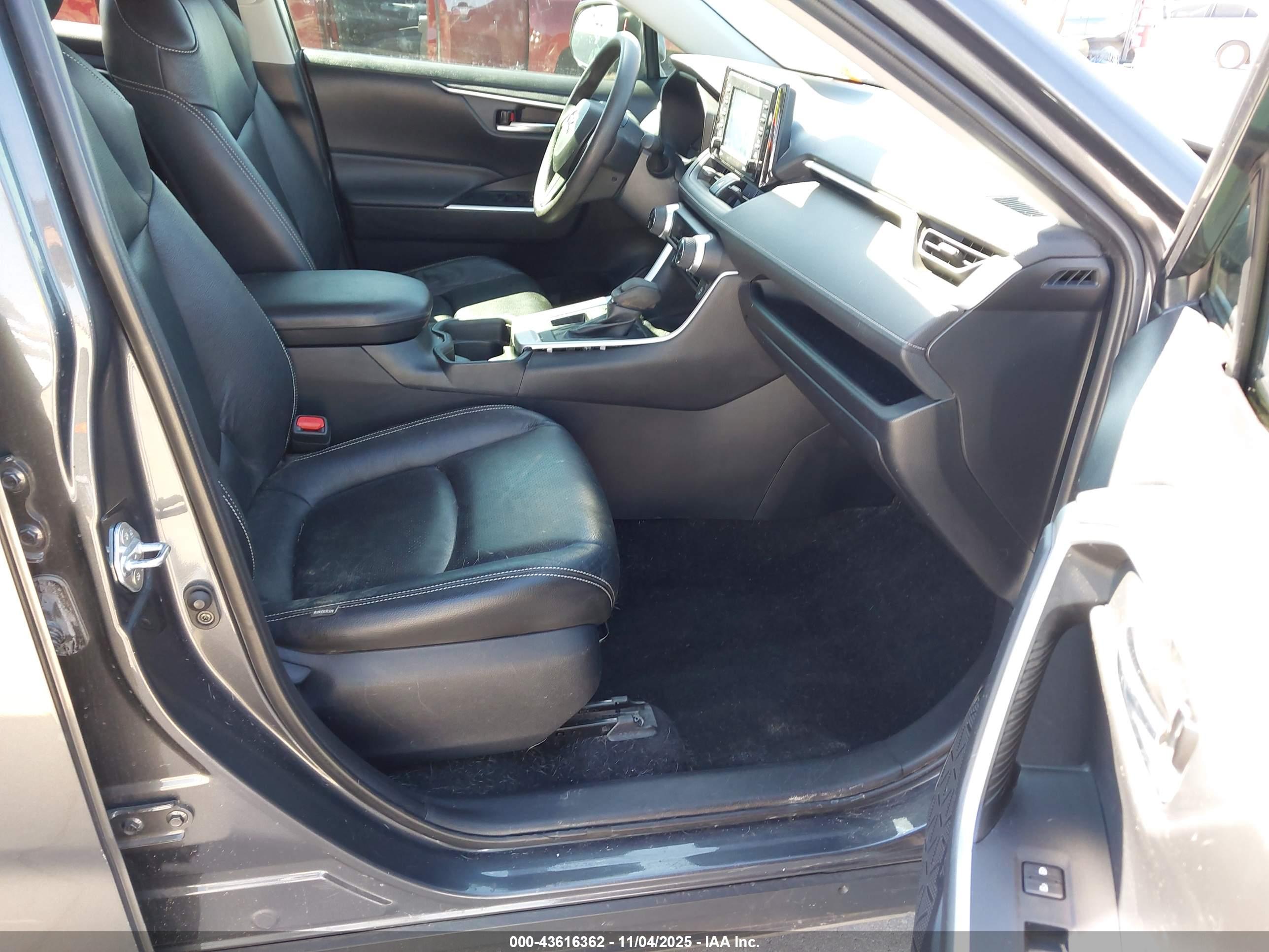 TOYOTA RAV4 image 5
