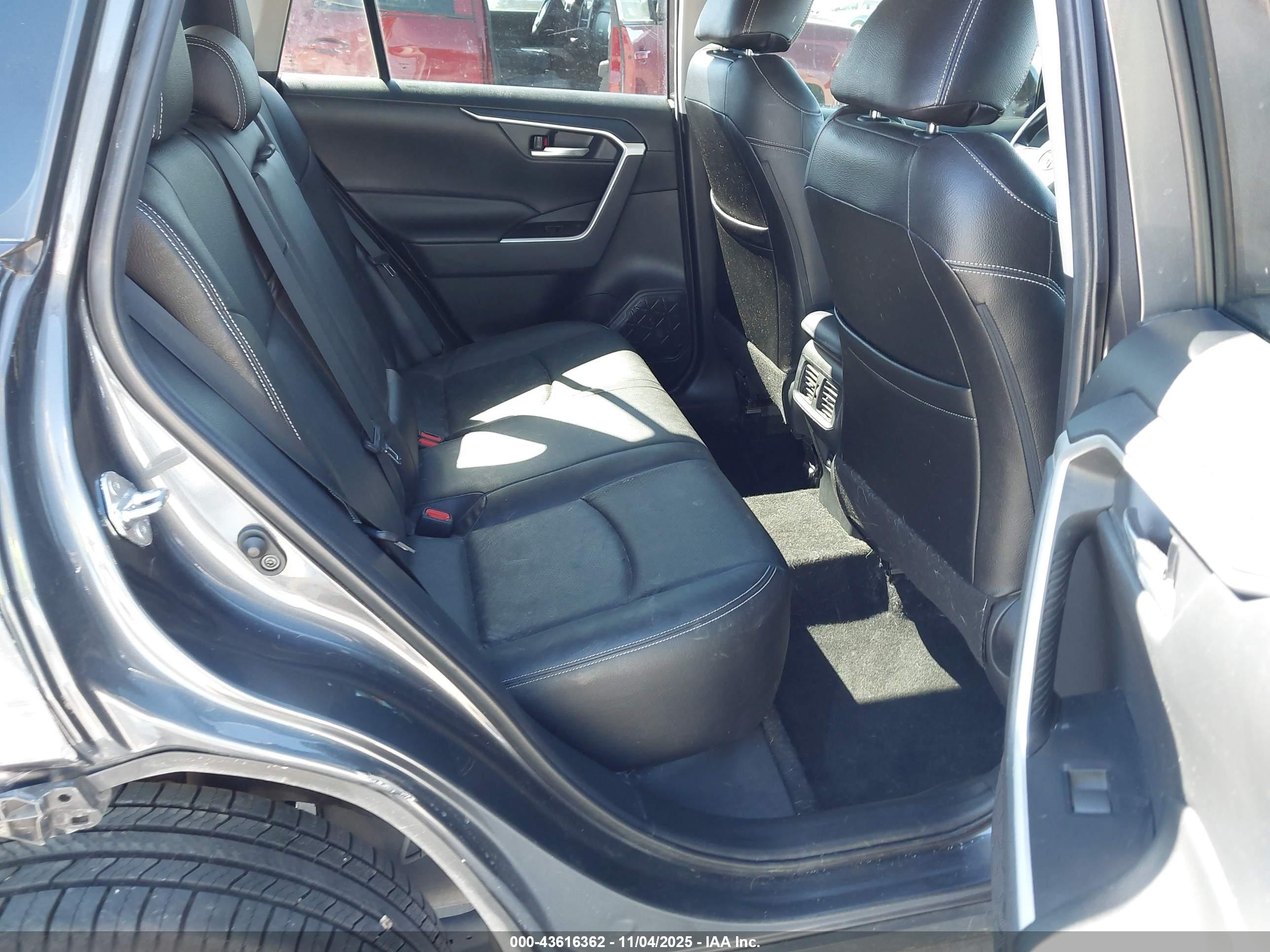TOYOTA RAV4 image 8