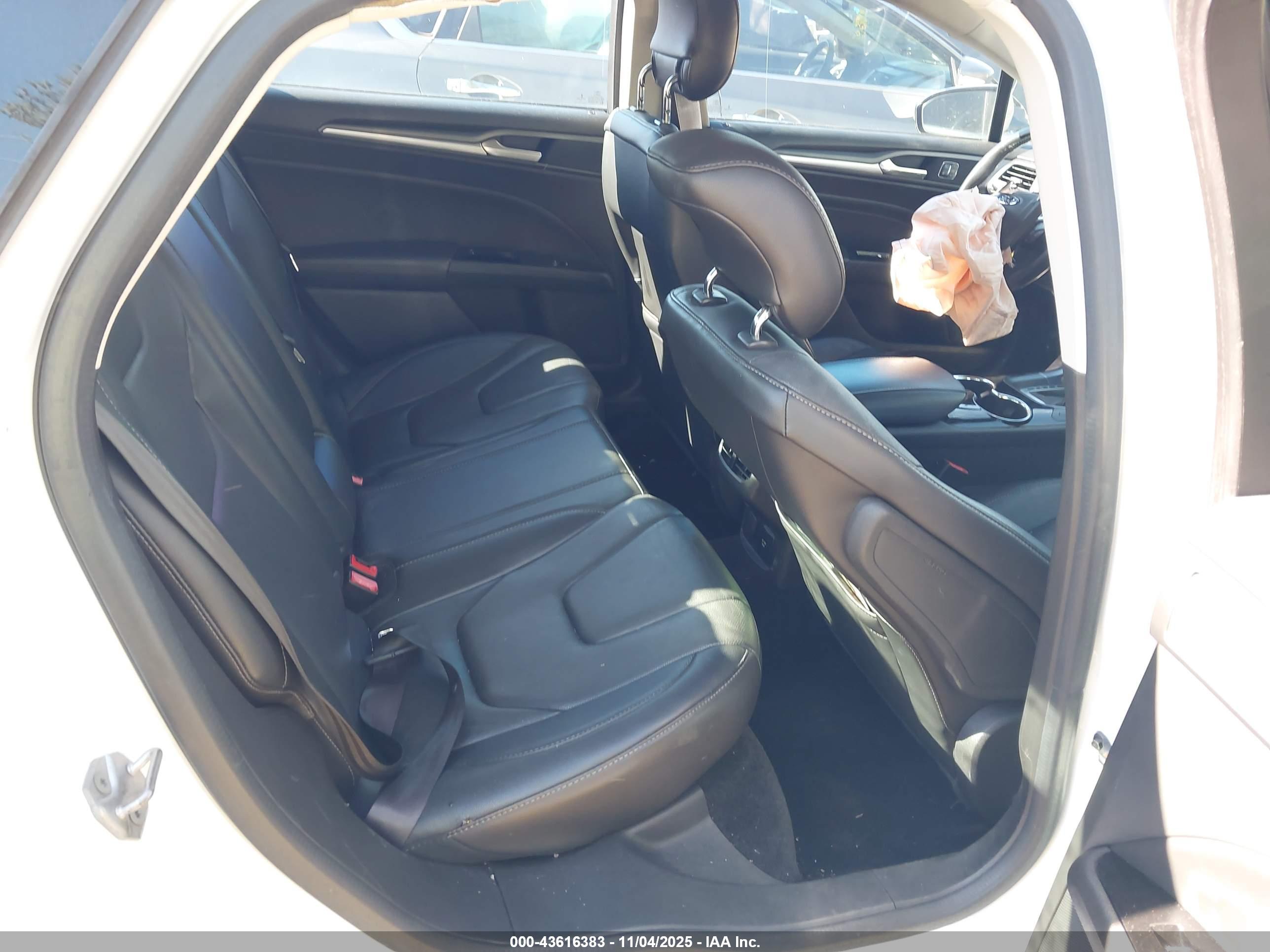 FORD FUSION image 8