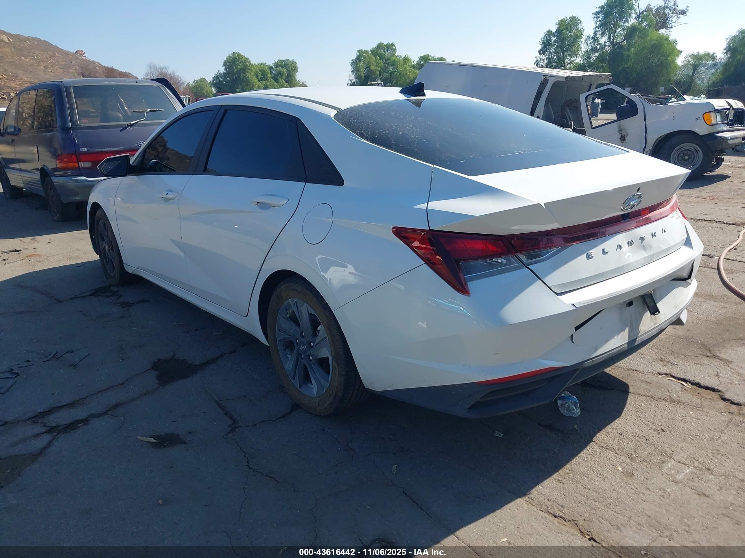 HYUNDAI ELANTRA image 3