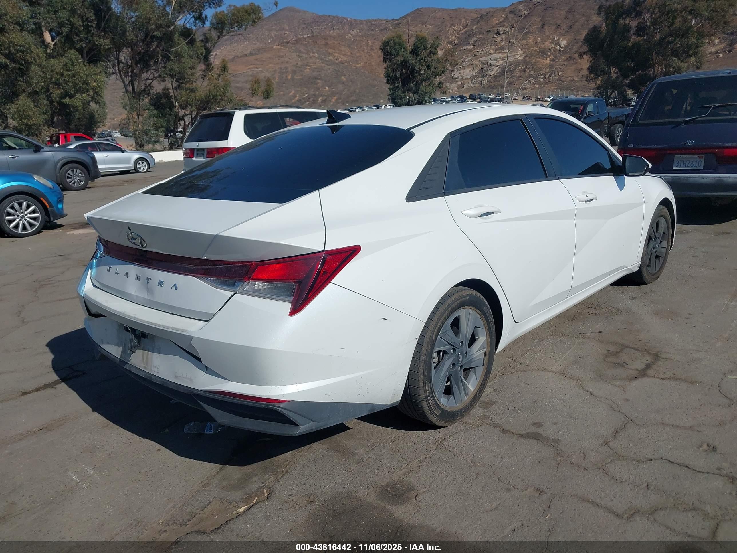 HYUNDAI ELANTRA image 4
