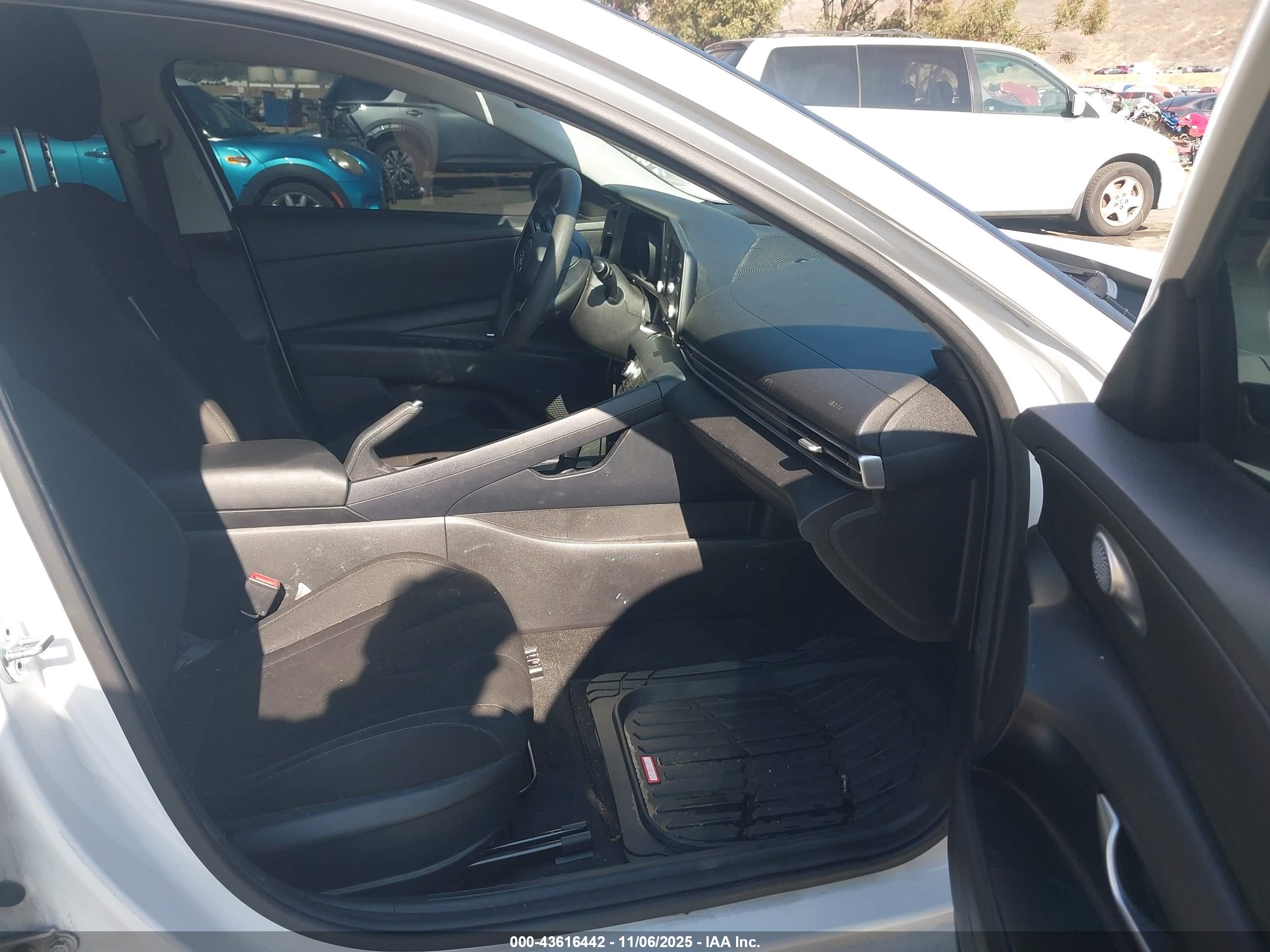 HYUNDAI ELANTRA image 5