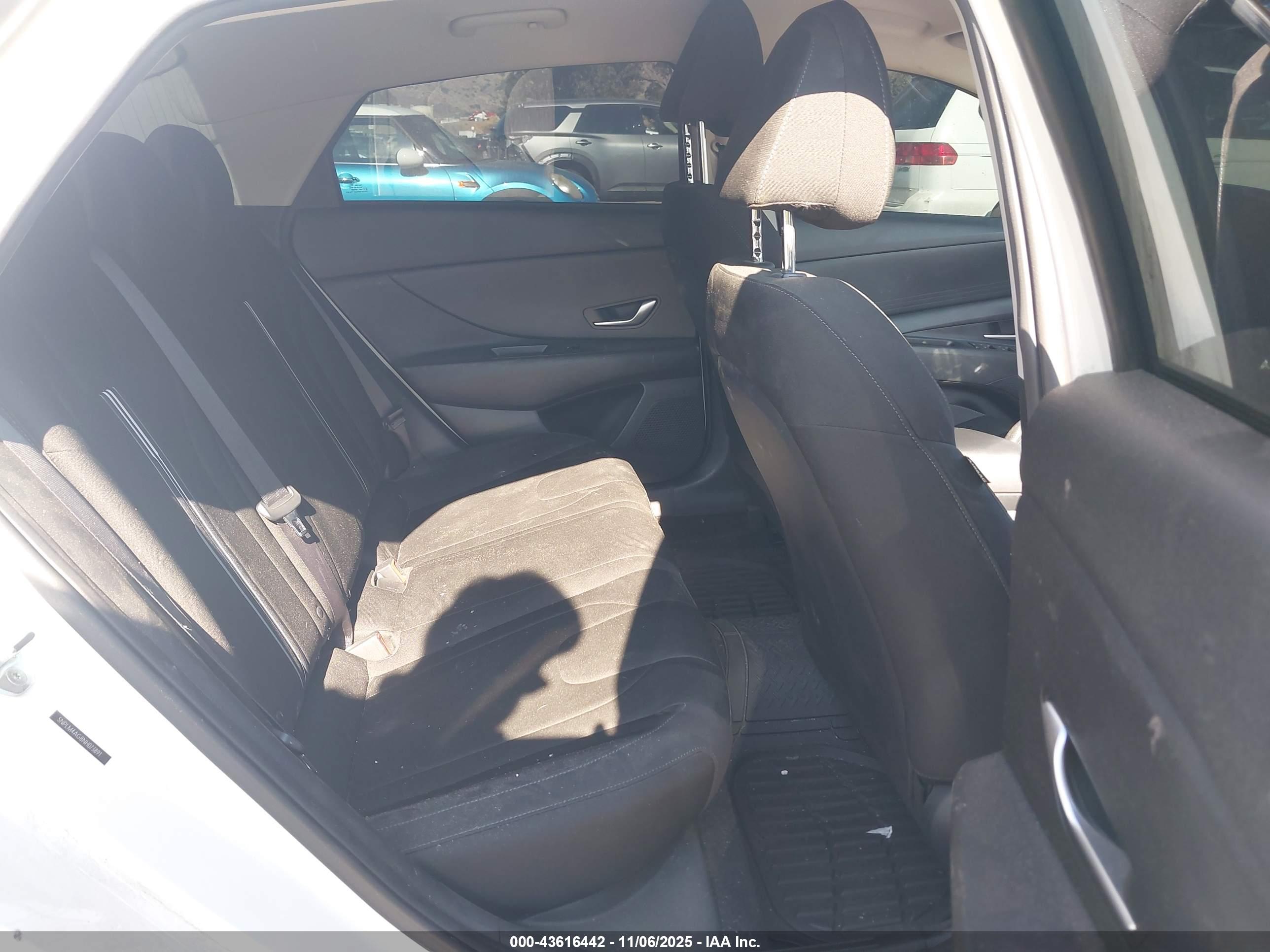 HYUNDAI ELANTRA image 8