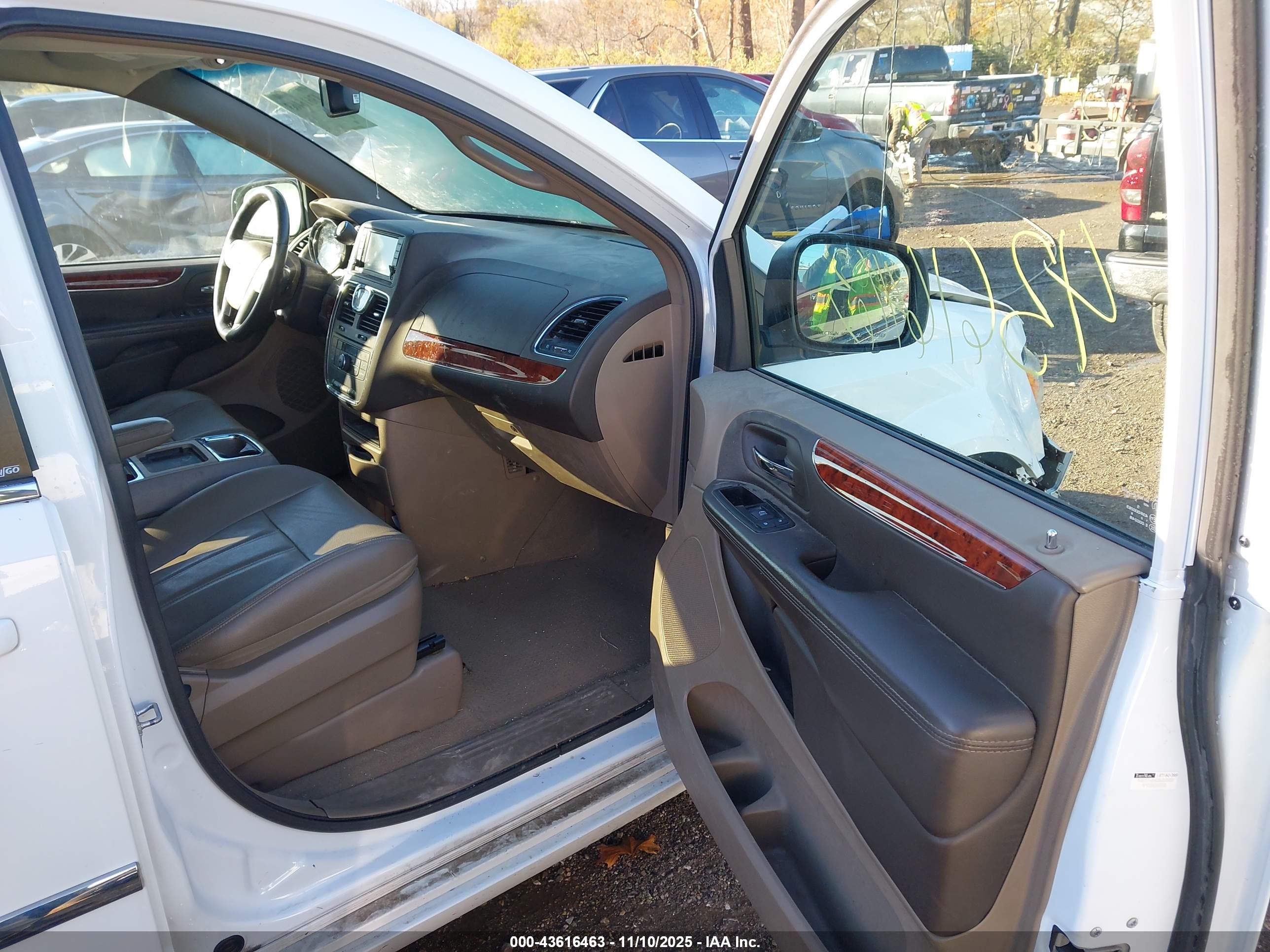 CHRYSLER TOWN image 5