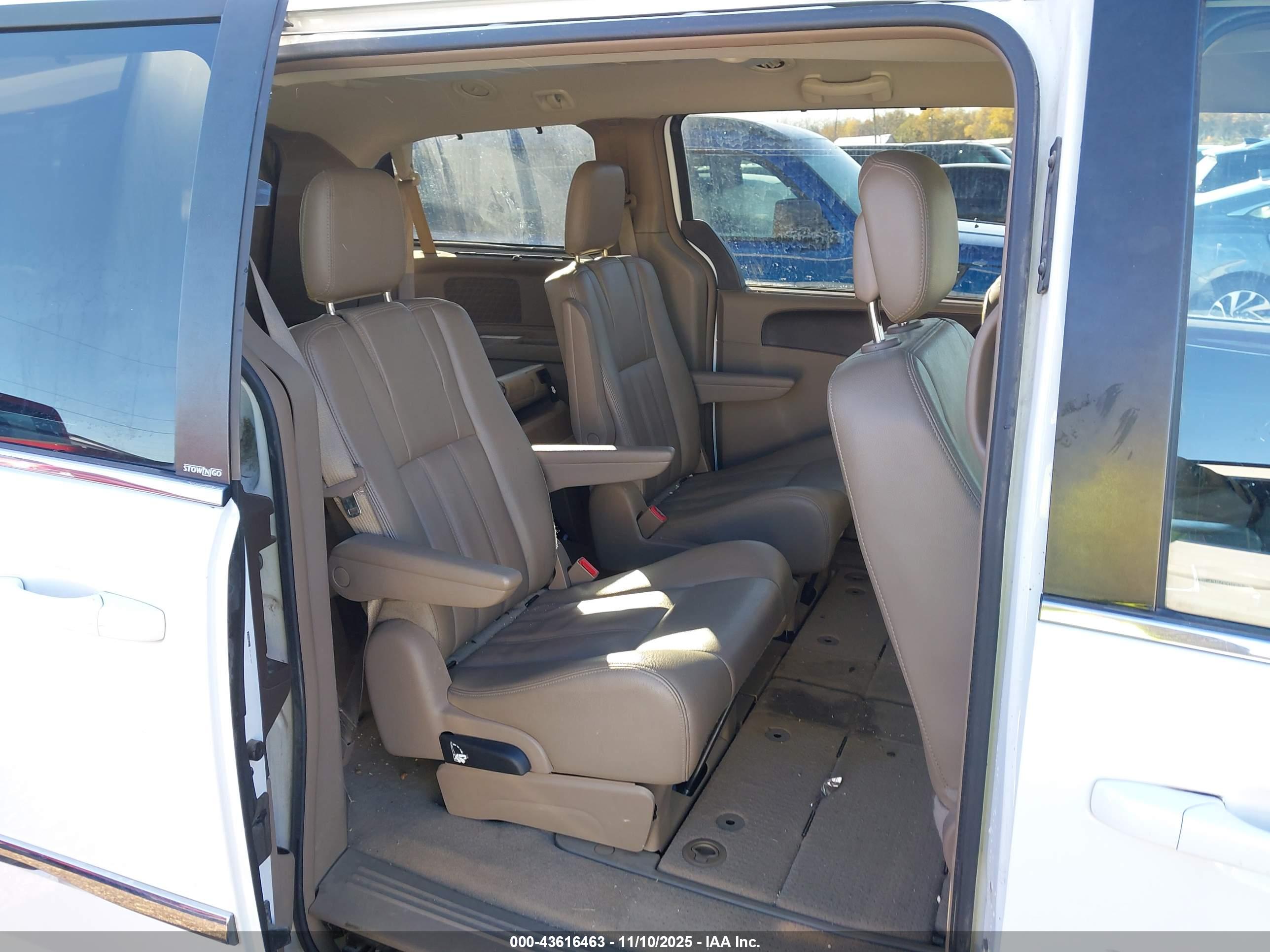 CHRYSLER TOWN image 8