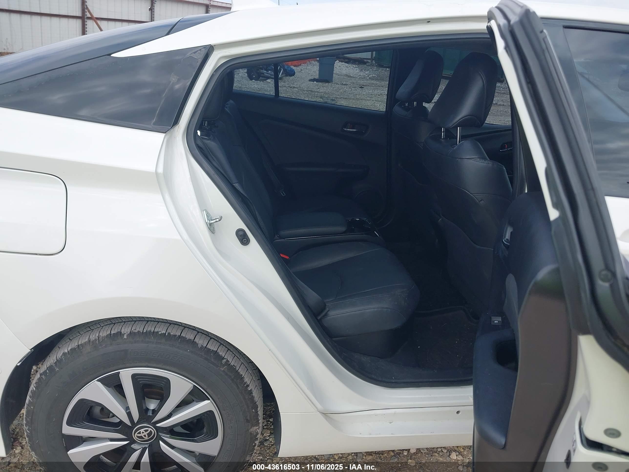 TOYOTA PRIUS image 8