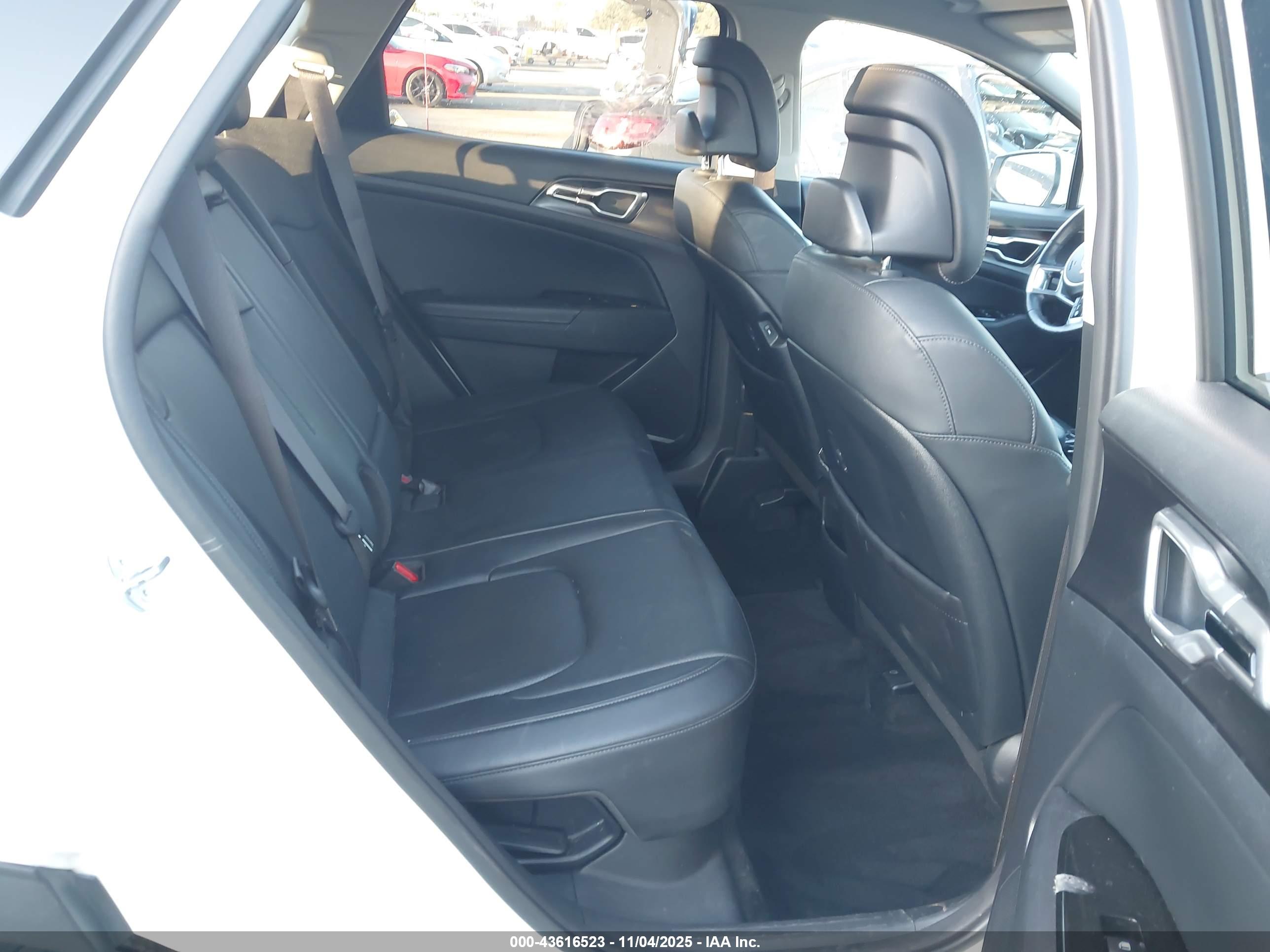 KIA SPORTAGE image 8