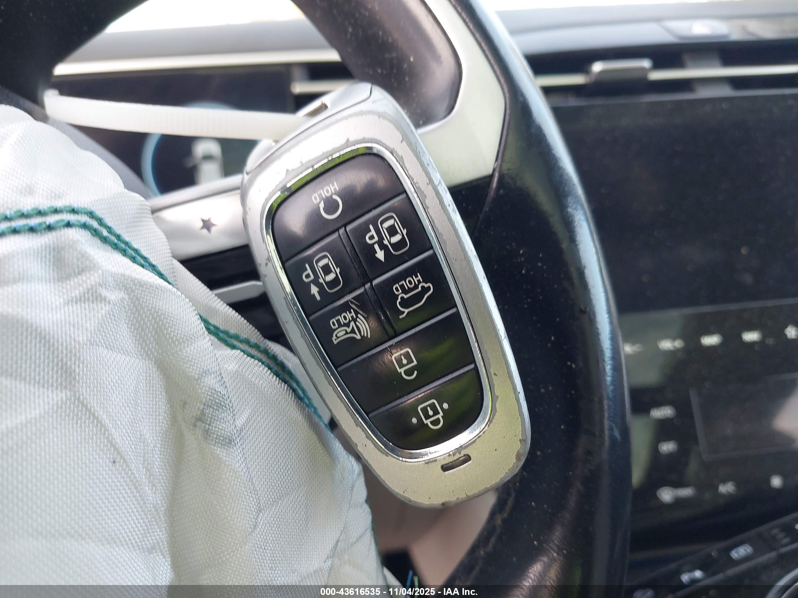 HYUNDAI TUCSON image 11