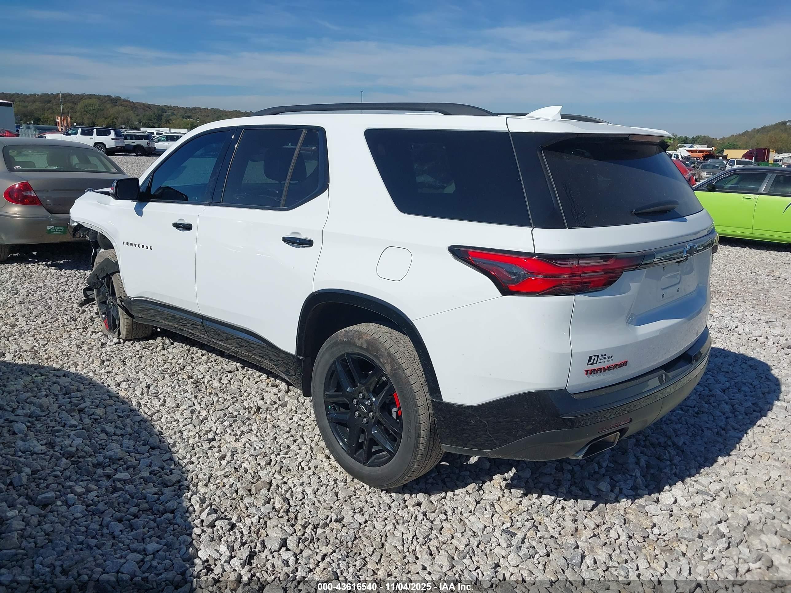 CHEVROLET TRAVERSE image 3