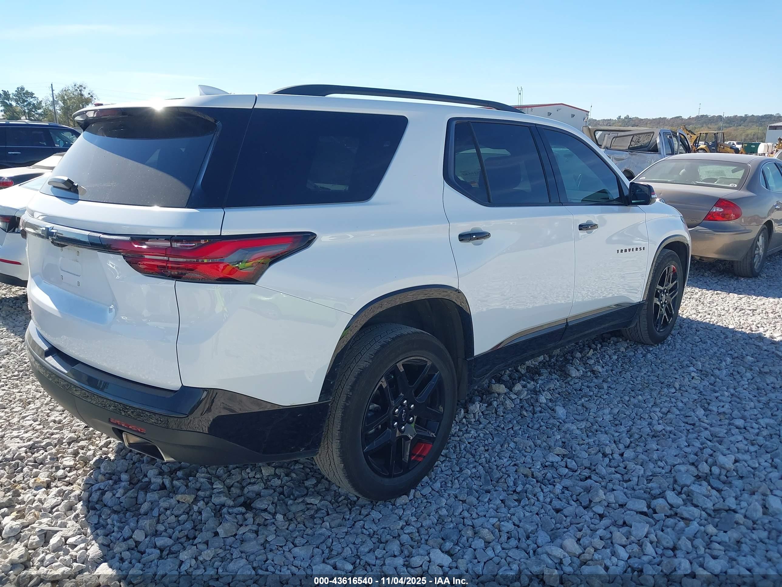CHEVROLET TRAVERSE image 4